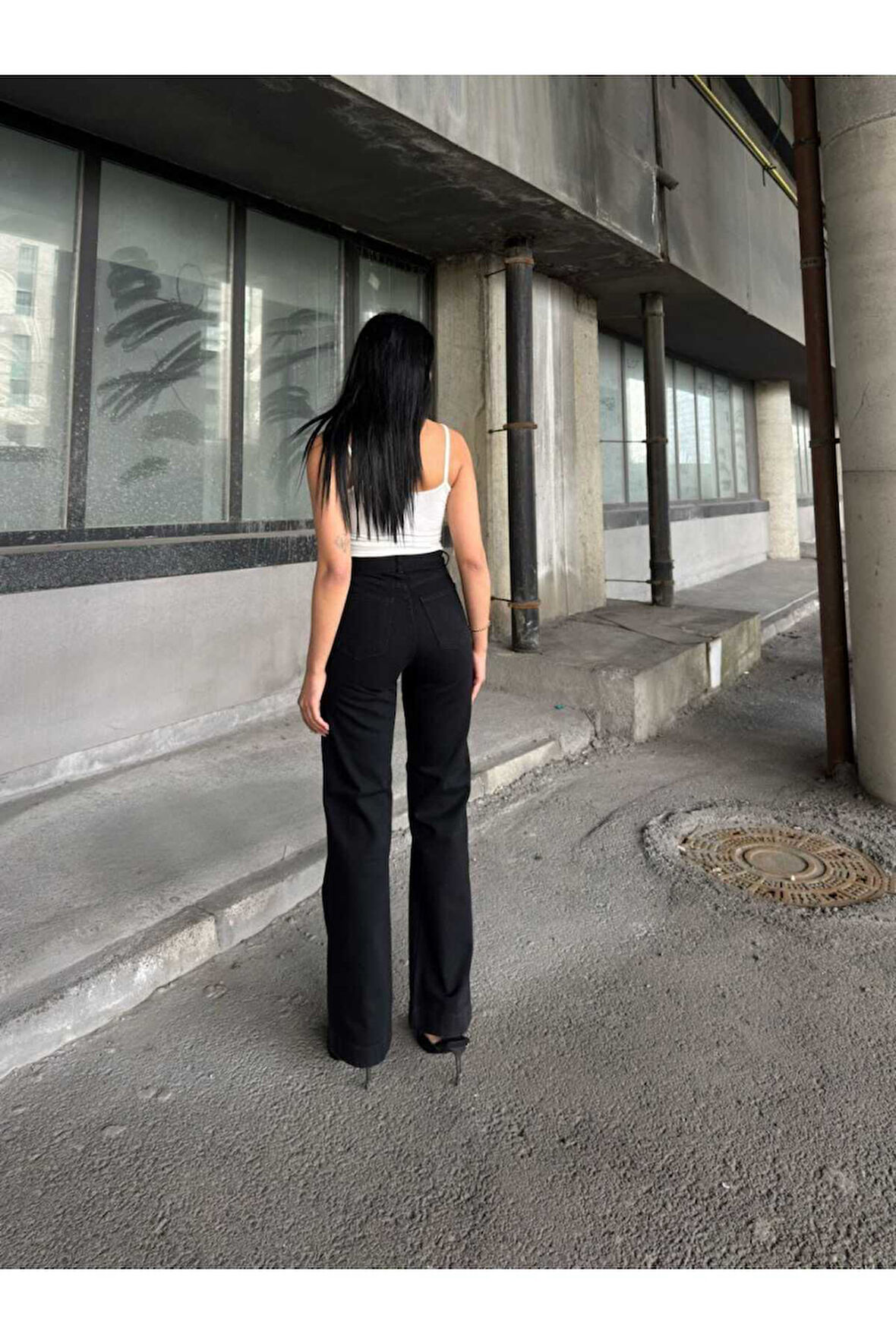 KADIN SİYAH YIKAMA YÜKSEK BEL ÖN YAPIŞTIRMA BOL PAÇA KOT PANTOLON