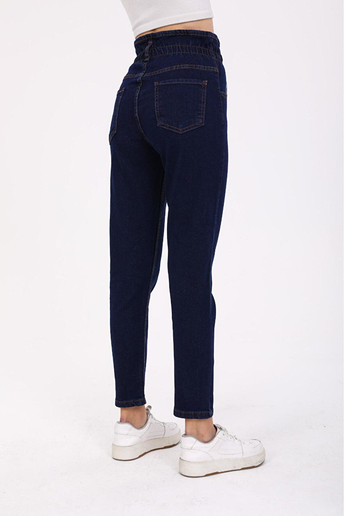 KADIN LACİVERT PATLET DÜĞMELİ KEMER BÜZGÜLÜ MOM KOT PANTOLON