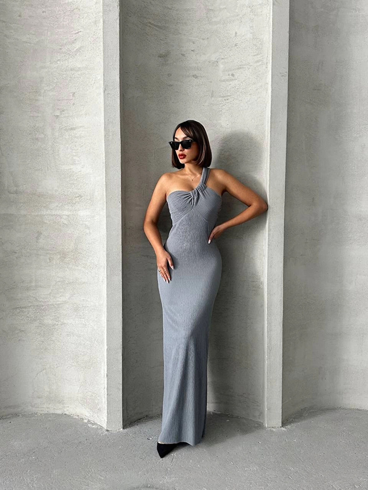 Tek omuz pliseli elbise