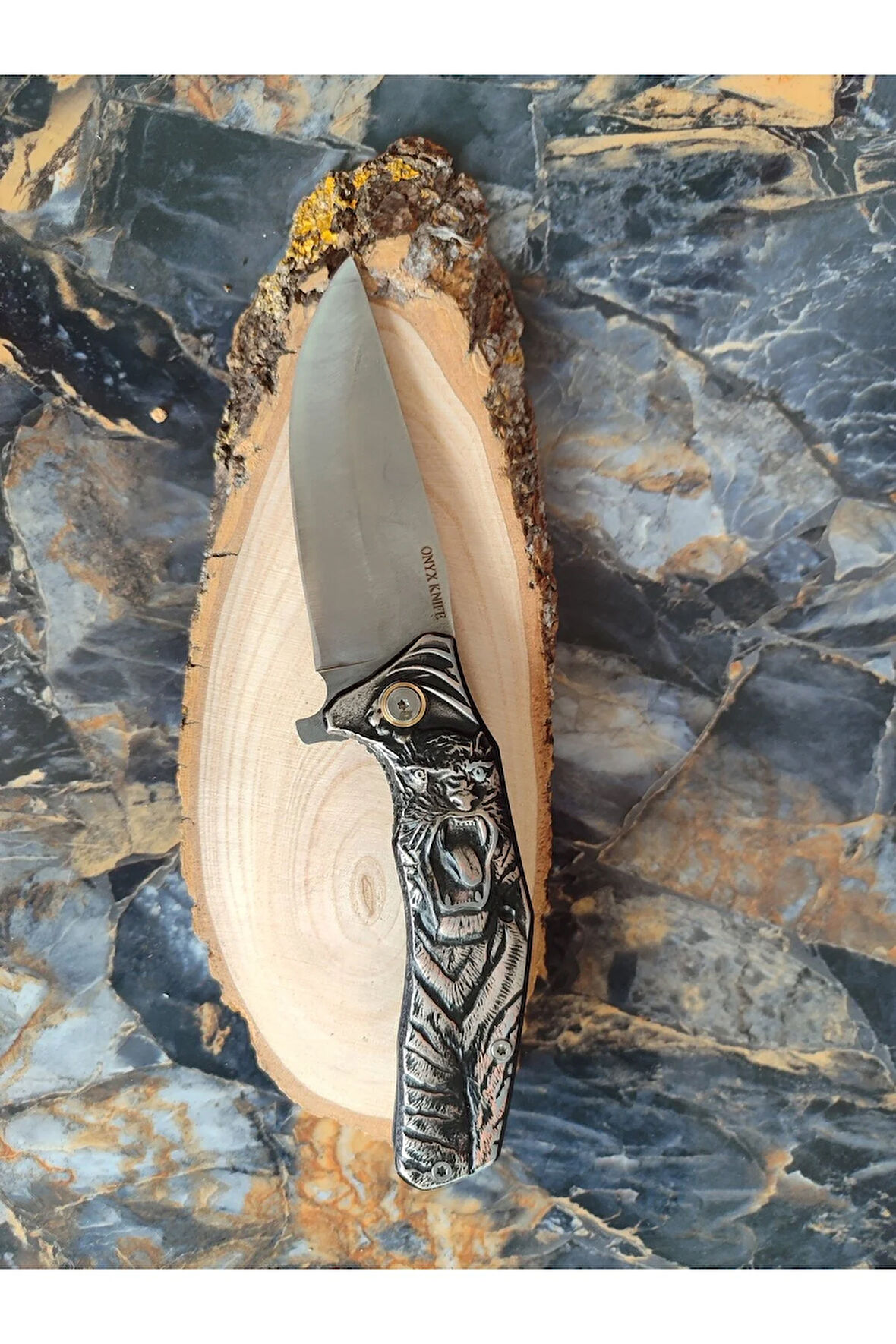 ONYX Çakı – Aslan Motifli Gümüş, İçten Kilitli, Kemer Klipsli, 21,5 cm