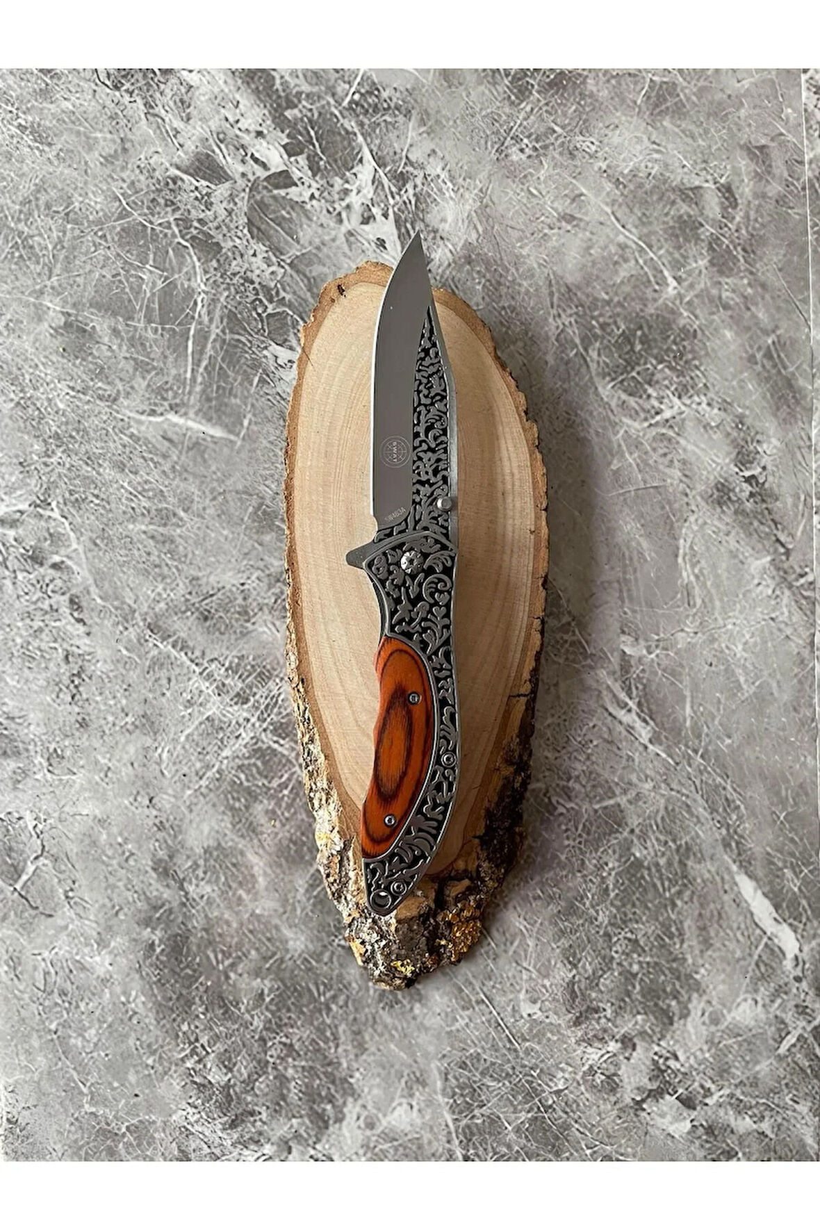 Swat SW483A İşlemeli Kamp Çakısı – Baduk Kabze, 9,5 cm Namlu, İçten Kilitli, Kemere Klipsli