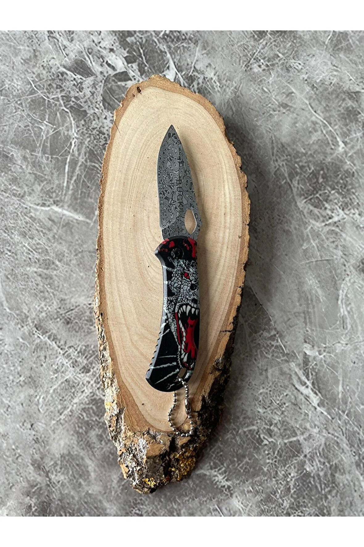 Buck X82 Kamp Çakısı – Ejderha Desenli Kabze – 6,5 Cm Namlu – Sırttan Kilitli – Kılıflı