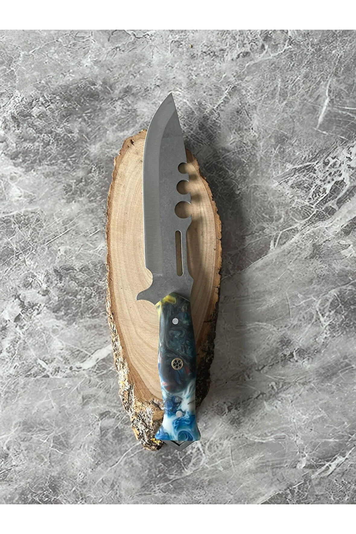 4034 Çelik Kamp ve Av Bıçağı – Mavi-Beyaz Epoksi Kabzeli, El Yapımı, Cam Kırmalı – 26,5 cm