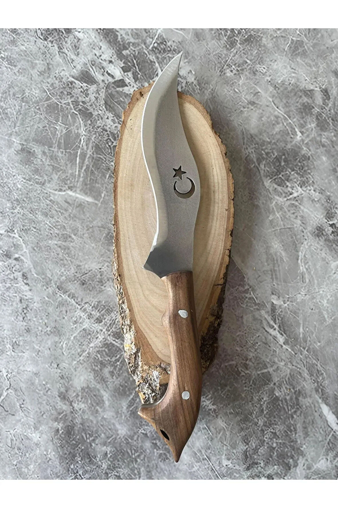 Ayyıldız Desenli 4116 Çelik Kamp & Av Bıçağı – Oyma Kurt Başlıklı Kök Ceviz Kabze, Özel Kılıflı