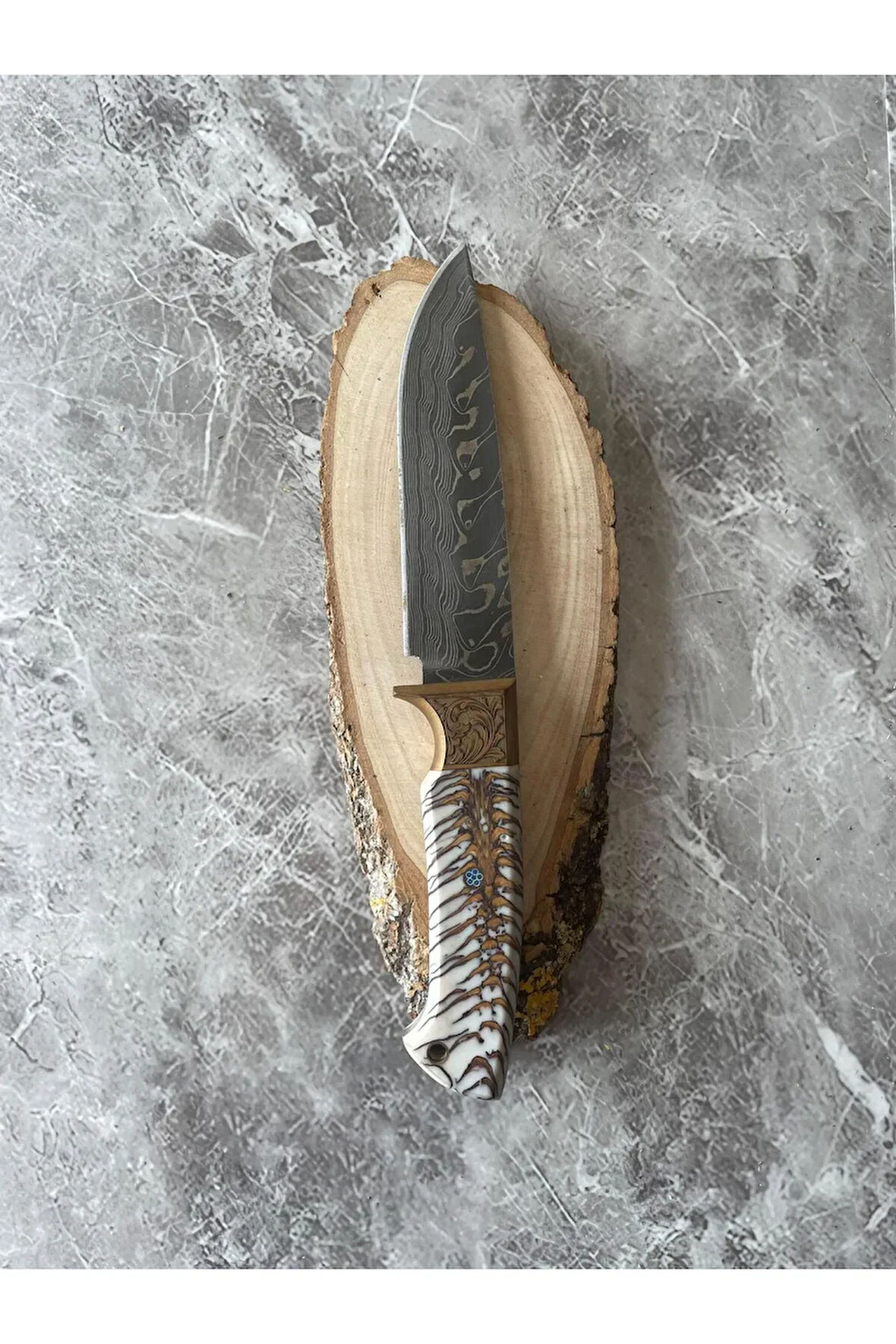 Damascus Kamp ve Av Bıçağı – Kozalak Beyaz Epoksi Kabze, Özel Kılıflı, 25 cm Outdoor Bıçak