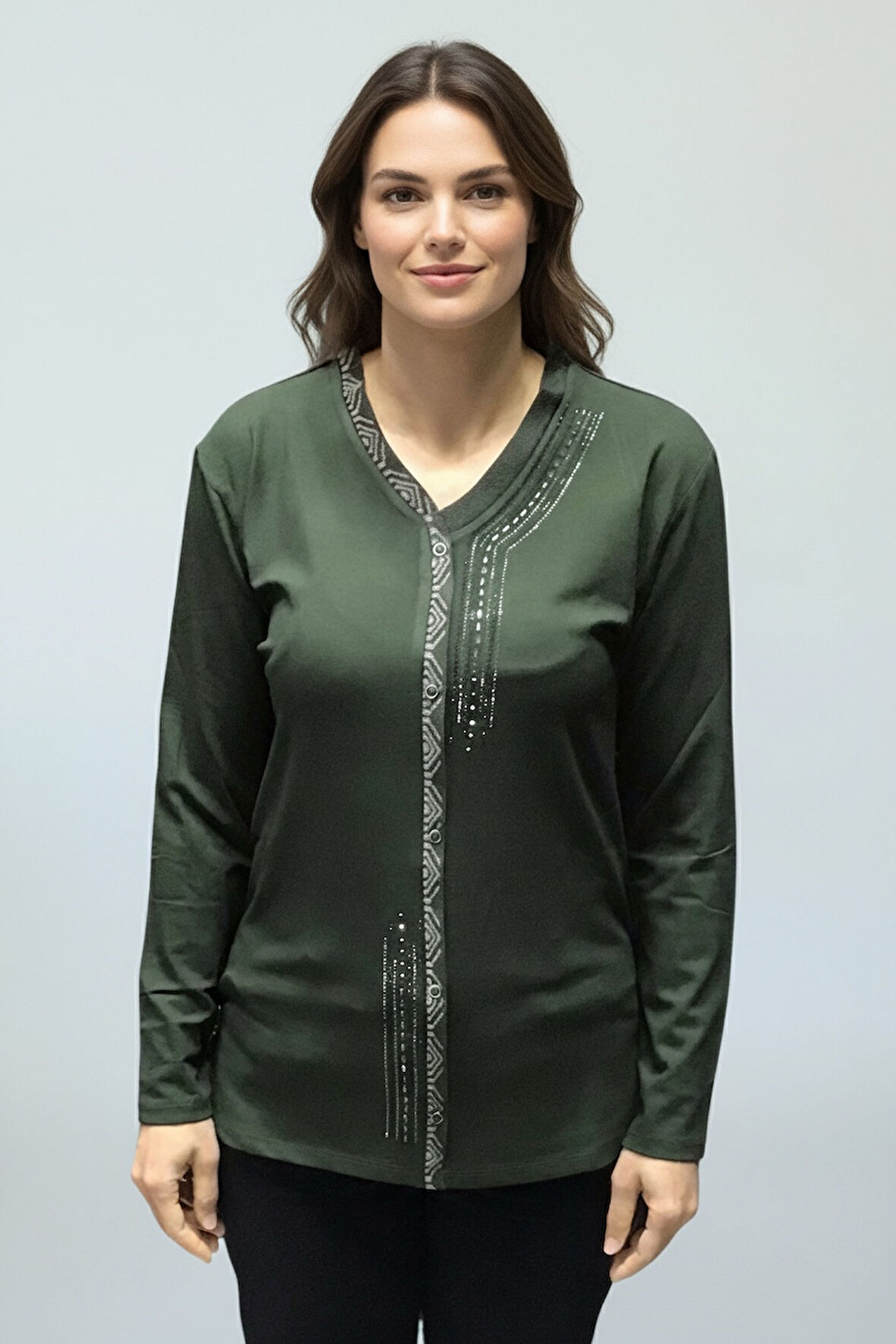 KADIN ÖNÜ KAPALI DÜĞME DETAYLI TAŞLI NERGİS MEVSİMLİK BLUZ