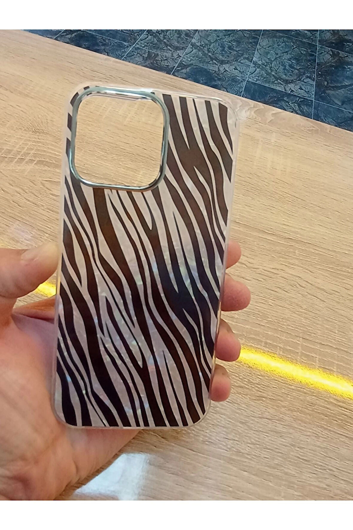İPhone 14 Pro Max Leopar Desen Hologramlı Kılıf Darbe Korumalı Kapak