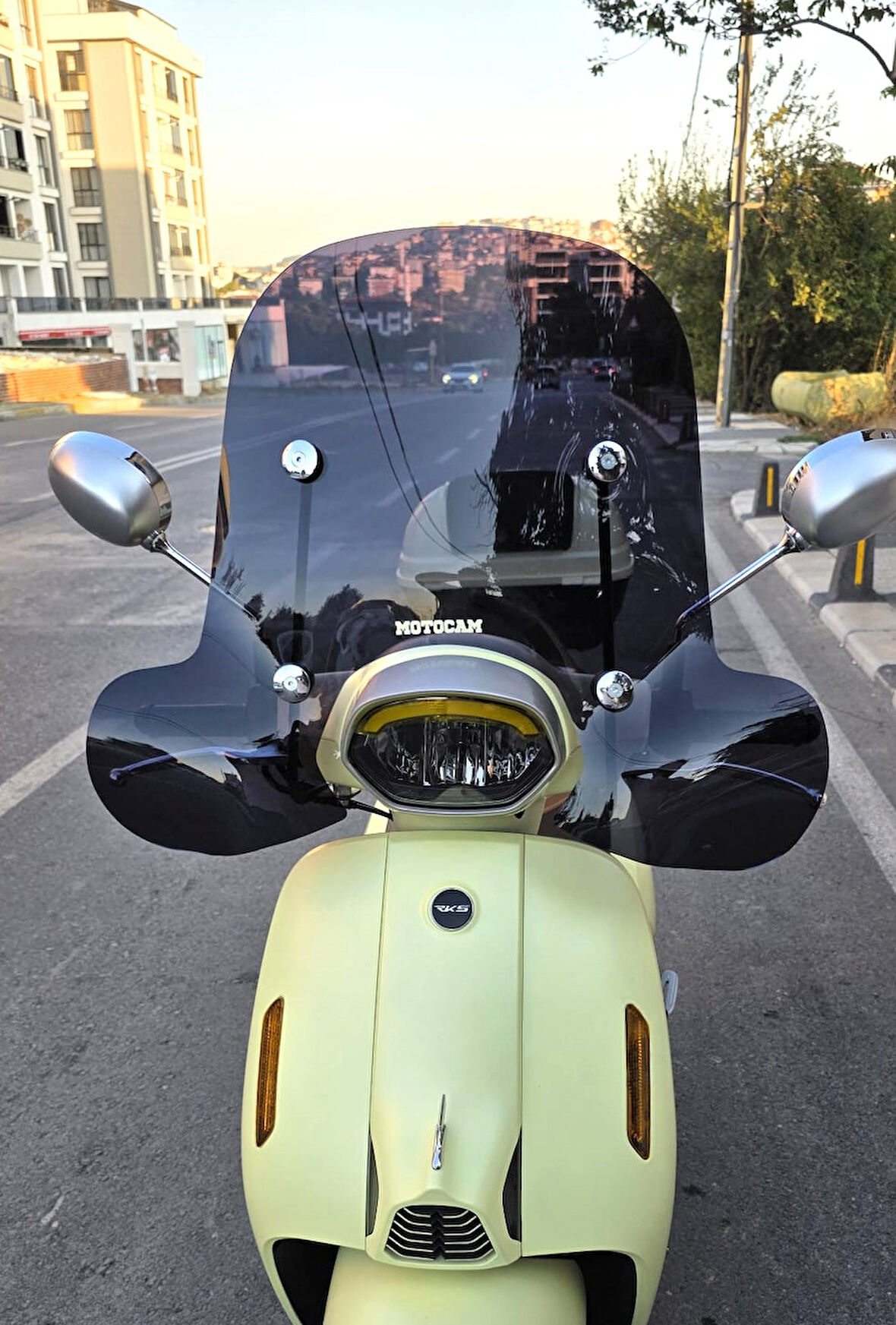 MOTOCAM RKS LT 50 PRO  Siperlik Ön Cam 2023-2025 Model 51cm Siyah Renkli 4mm APARATSIZDIR