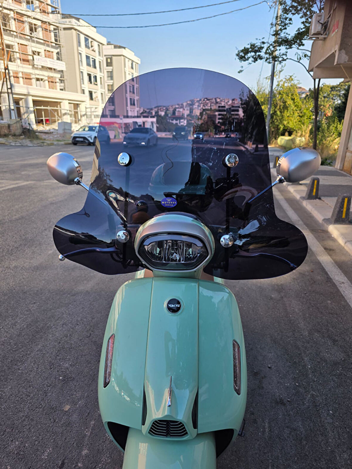 MOTOCAM RKS LT 50 PRO  Siperlik Ön Cam 2023 -2025 Model 51cm Siyah Renkli 4mm APARATSIZDIR