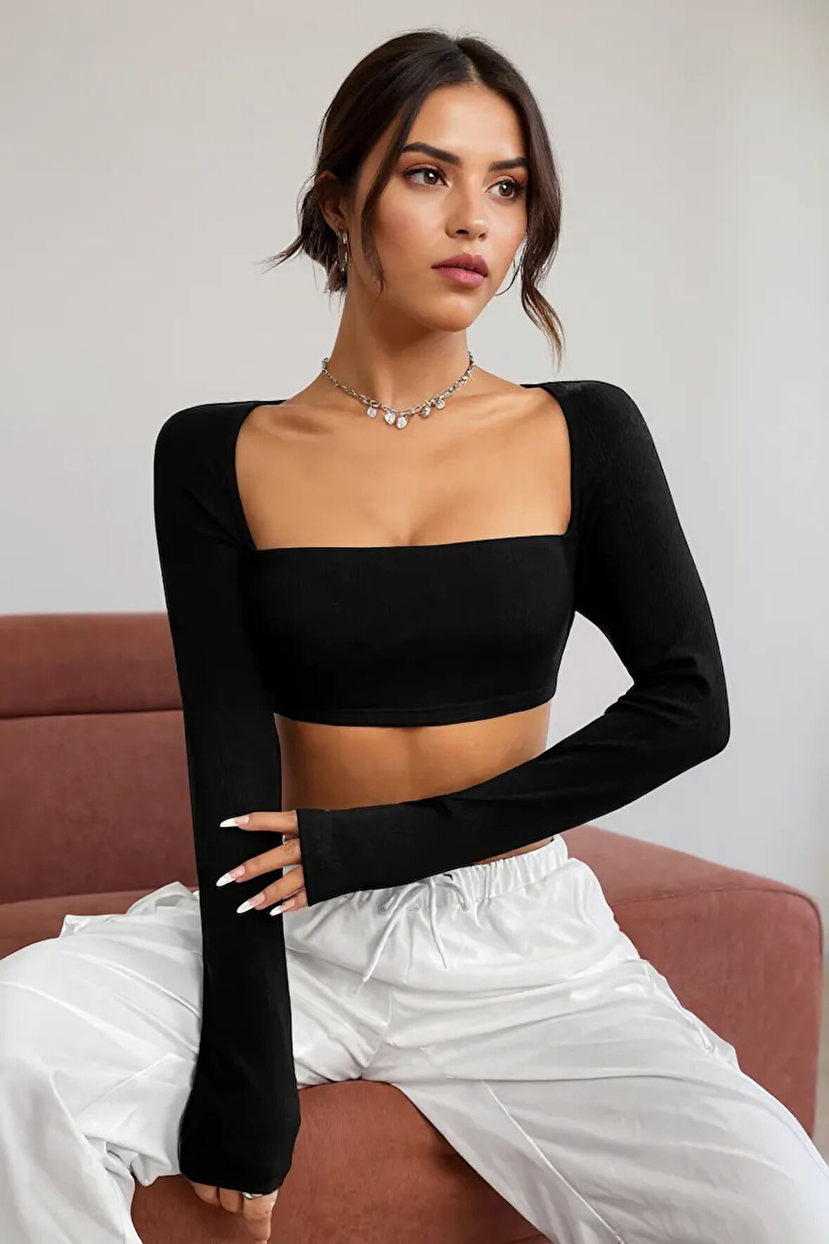 Kadın Siyah Uzun Kol Göğüs ve Sırt Dekolteli Crop Top Bluz - Şık, Rahat ve Kolay Kombinlenebilir