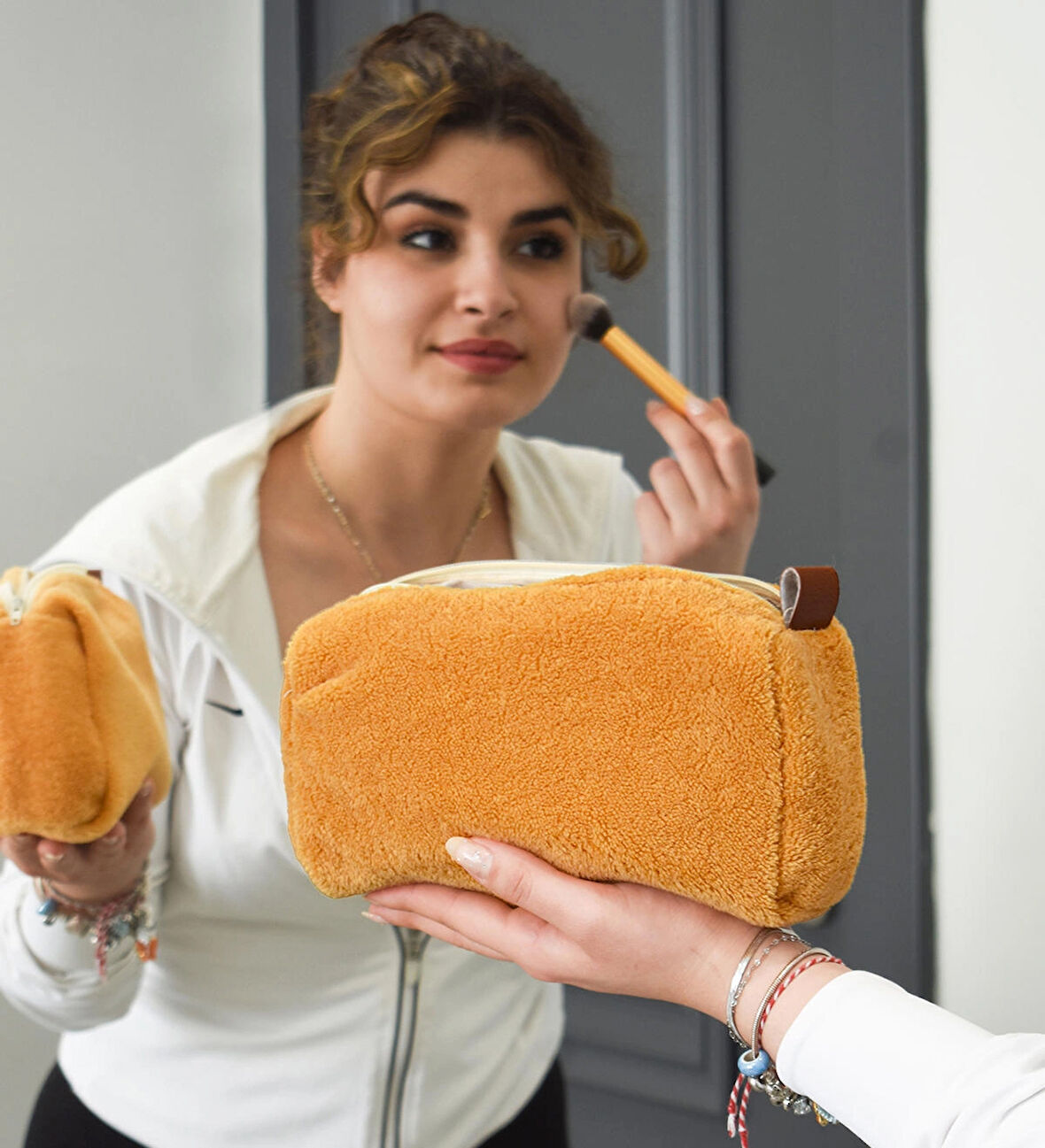 Fermuarlı Peluş Makyaj Çantası (Kısa Tüylü) – Kadınlar İçin En Yeni Makyaj Çantası Modelleri