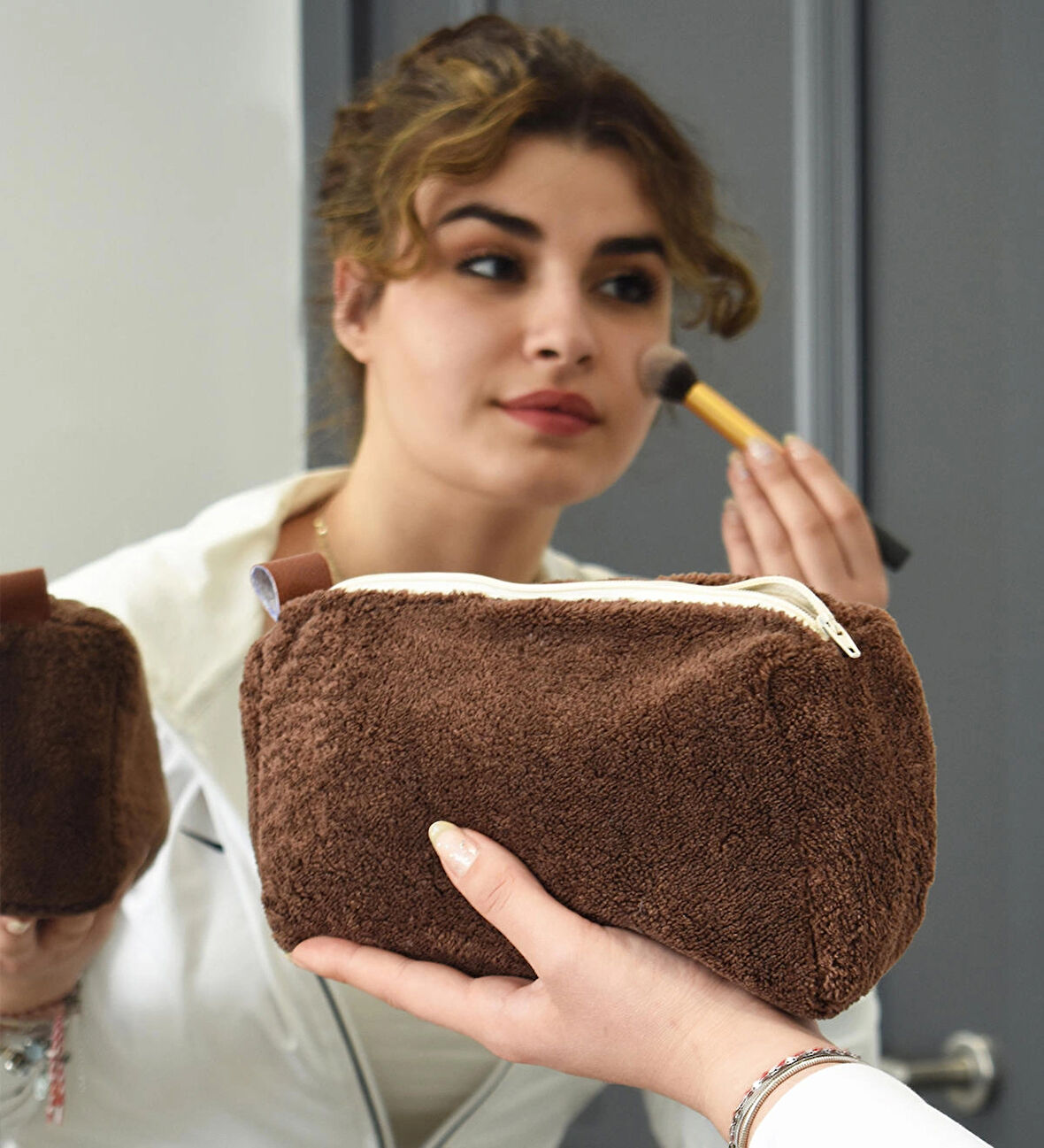 Fermuarlı Peluş Makyaj Çantası (Kısa Tüylü) – Kadınlar İçin En Yeni Makyaj Çantası Modelleri