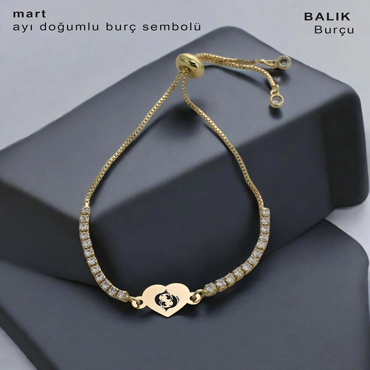 Baharın Canlılığını Yansıtan Kalp Motifli Kırmızı Taşlı 14 Ayar Altın Plakalı Mart Bilekliği