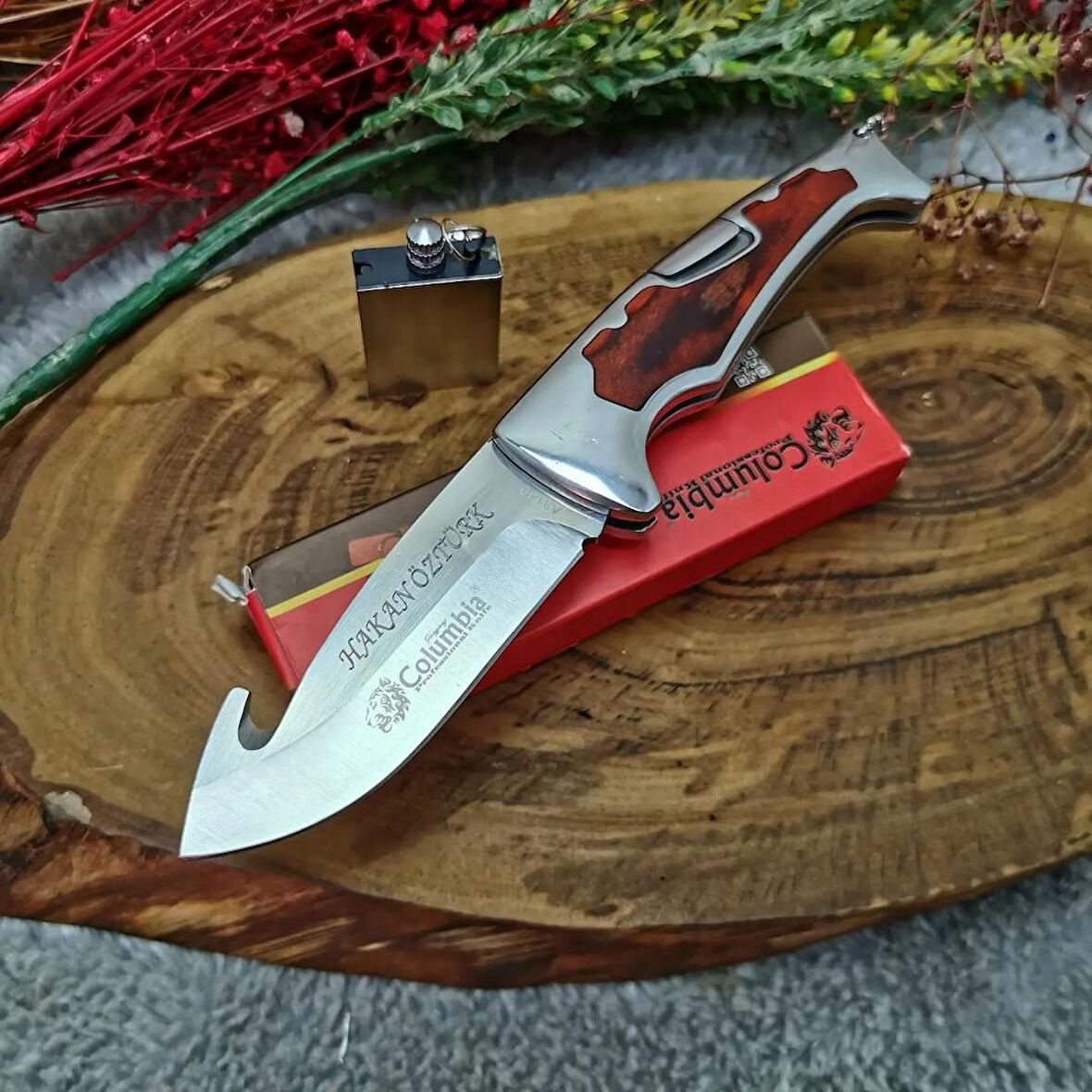 22 cm orjinal columbia kabze emniyetli ahşap kabzeli manuel bıçak yanında zippo kibrit ile birlikte
