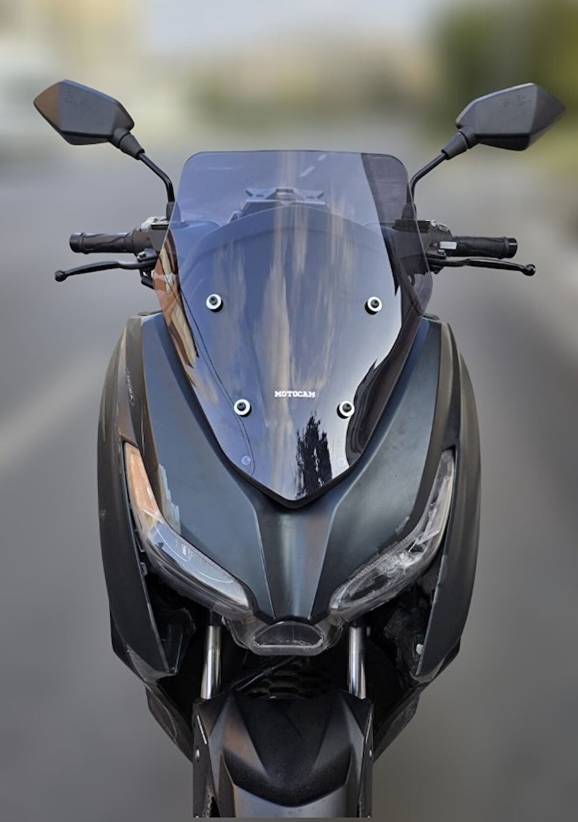 MOTOCAM Arora Max PRO Siperlik Ön Cam 2023-2025 Model 44cm Füme Renkli 4mm SPOR CAM