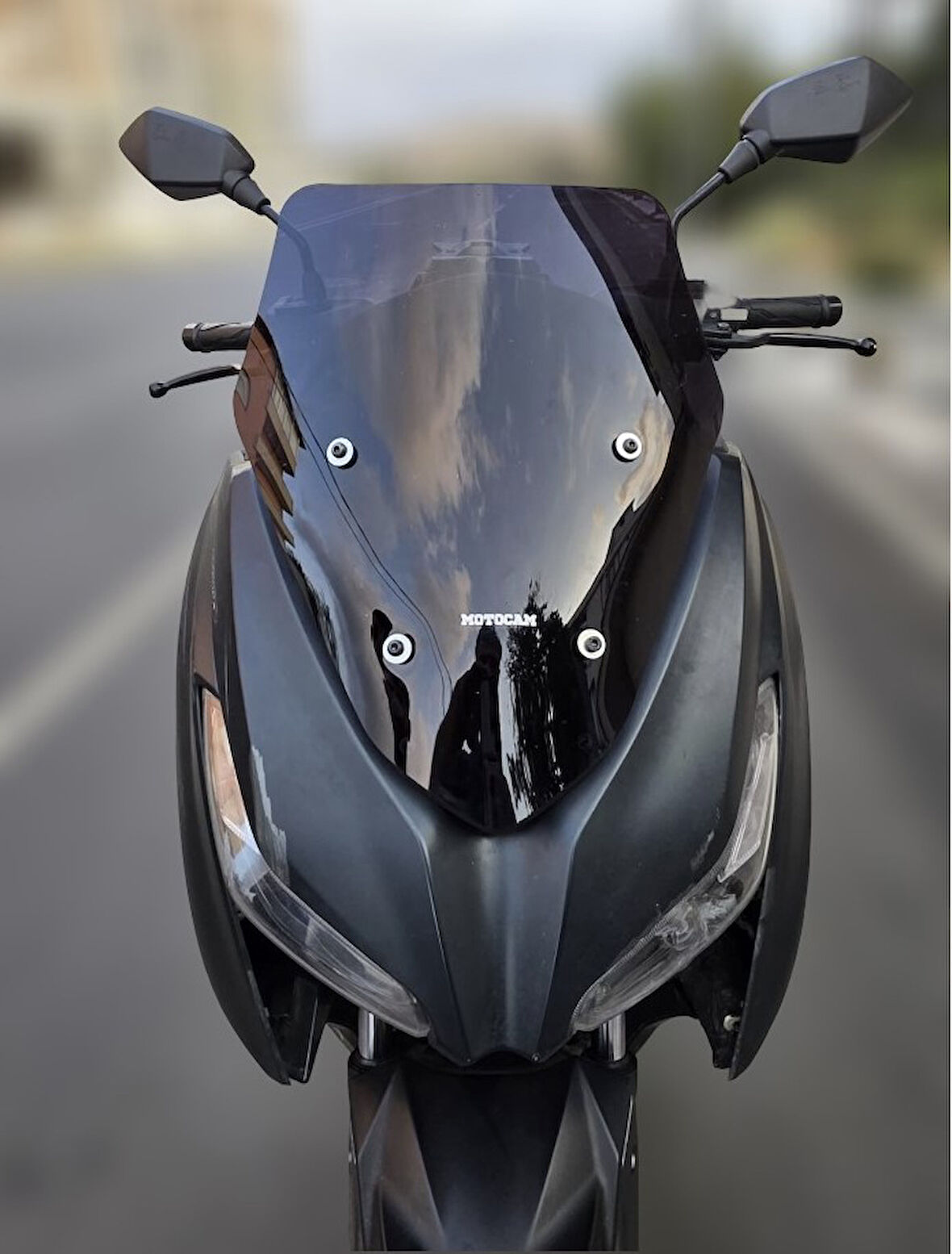 MOTOCAM Arora Max PRO Siperlik Ön Cam 2023-2025 Model 44cm Siyah Renkli 4mm SPOR CAM