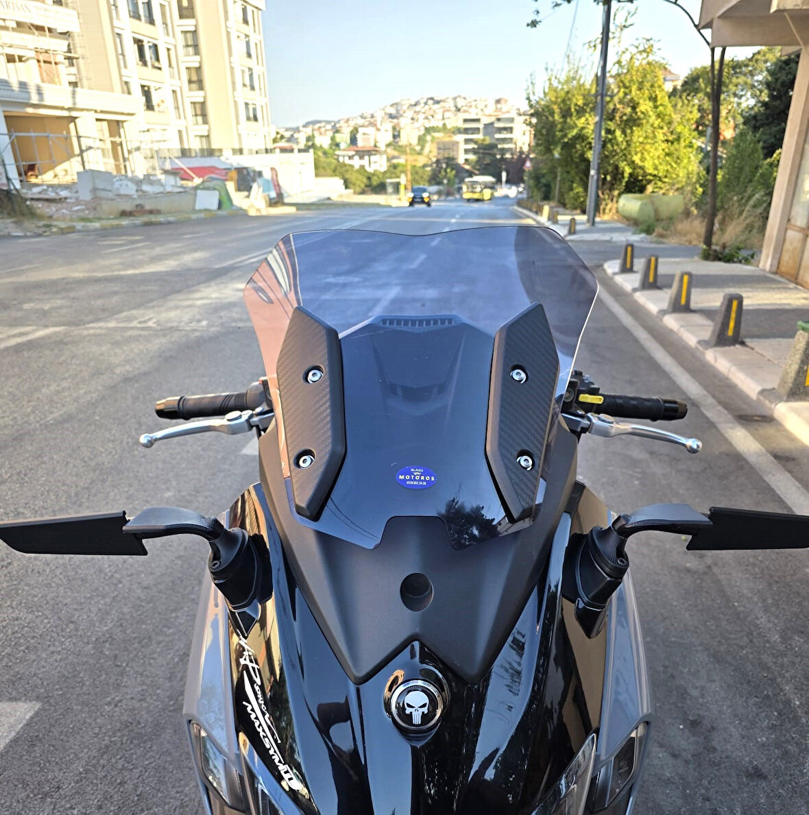 MOTOCAM Sym Maxsym TL 508 Siperlik Ön Cam 2022-2025 Model 41cm Füme Renkli 4mm SPORTİF