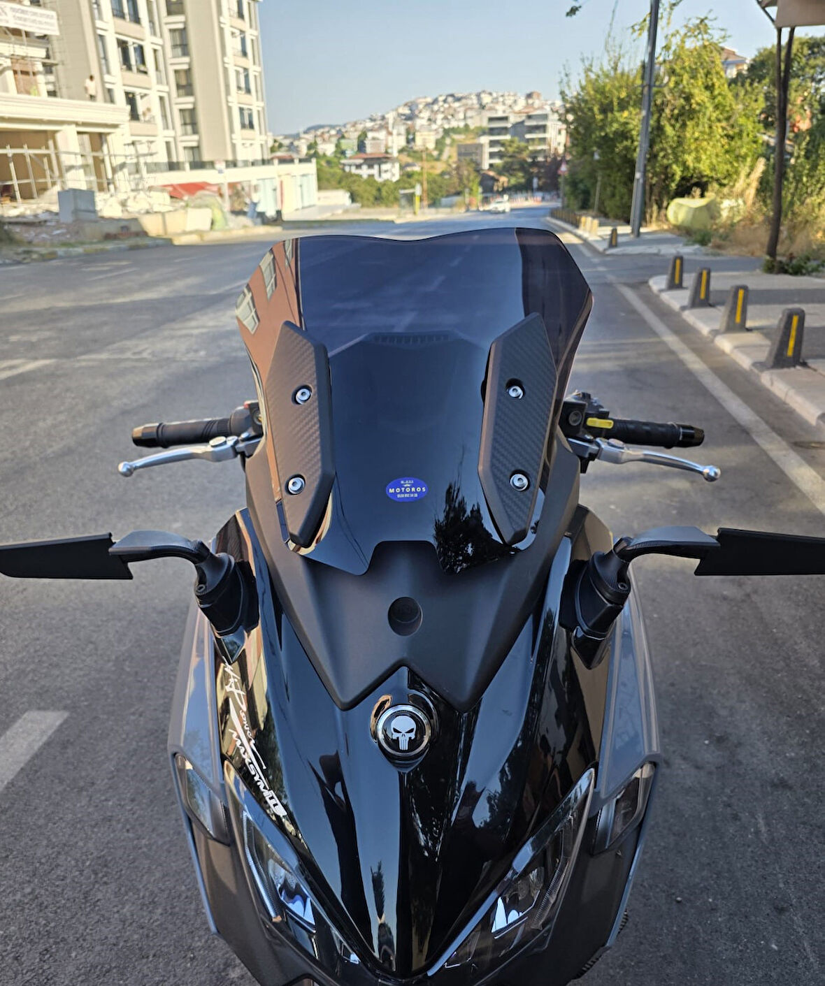 MOTOCAM Sym Maxsym TL 508 Siperlik Ön Cam 2022-2025 Model 41cm Siyah Renkli 4mm SPORTİF