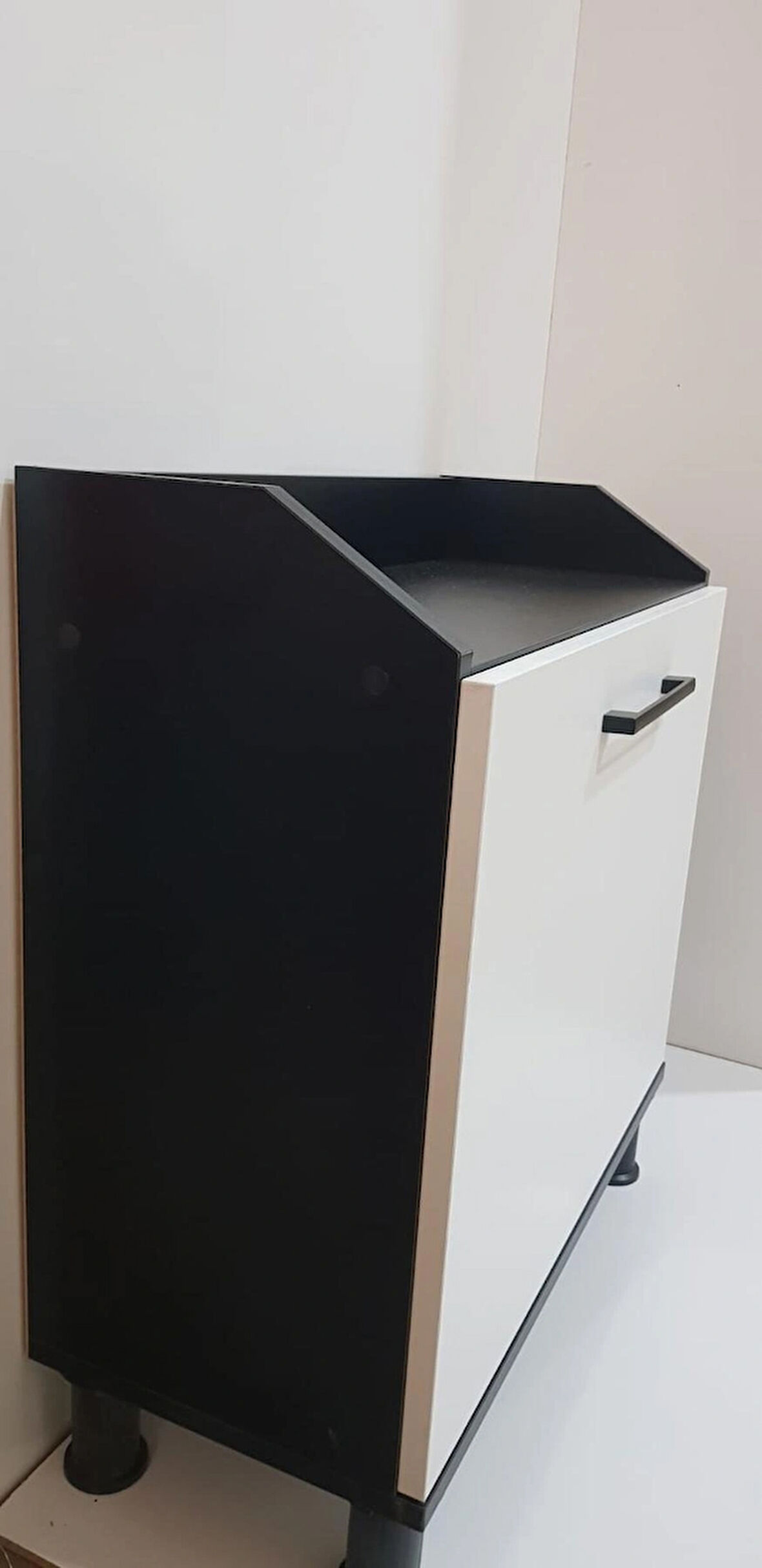 kirli çamaşır sepetli banyo dolabı 
