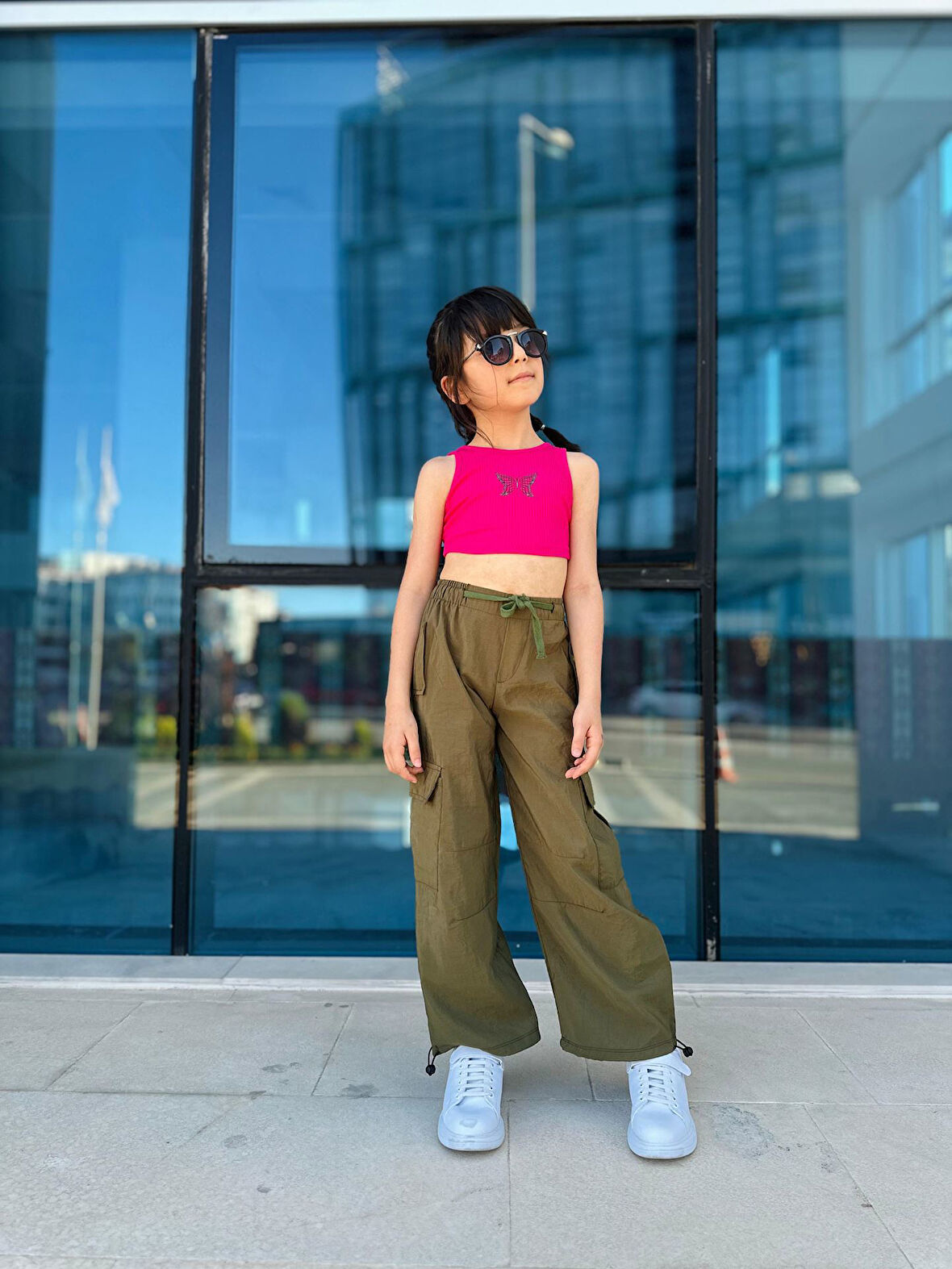 Miniğimin Cicileri Kelebek Baskılı Paraşüt Pantolonlu Kız Çocuk Croplu Takım - Haki