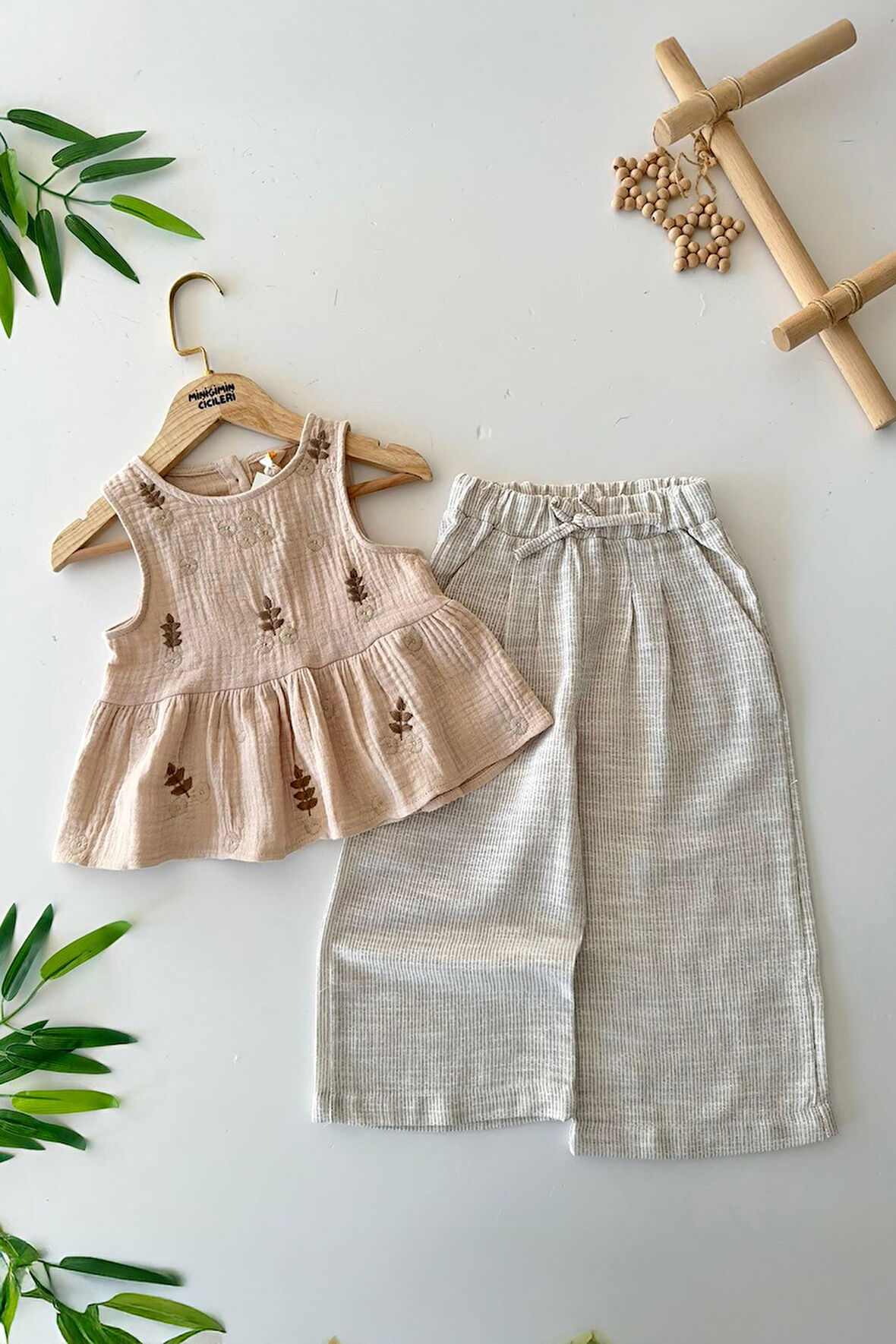 Miniğimin Cicileri Müslin İşlemeli Arka Düğme Detaylı Kız Çocuk Takım - Kahve