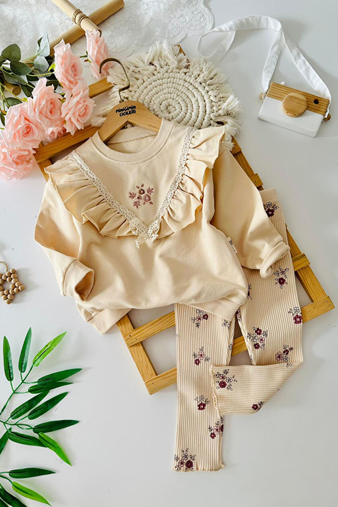 Miniğimin Cicileri Yaka Volan Detaylı İşlemeli Çiçekli Taytlı Kız Çocuk Takım - Krem