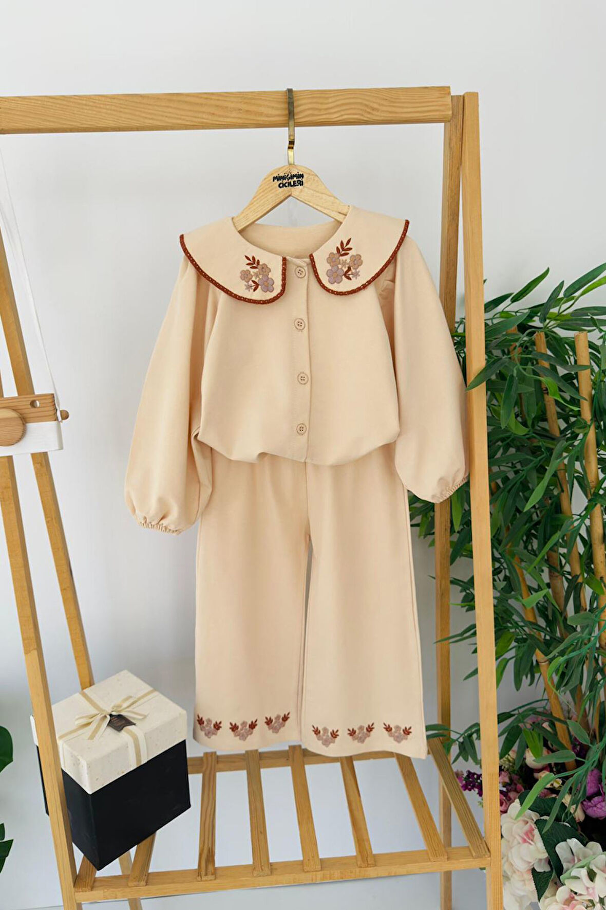 Miniğimin Cicileri Yaka Nakış Detaylı Kız Çocuk Uzun Gömlekli Takım - Bej