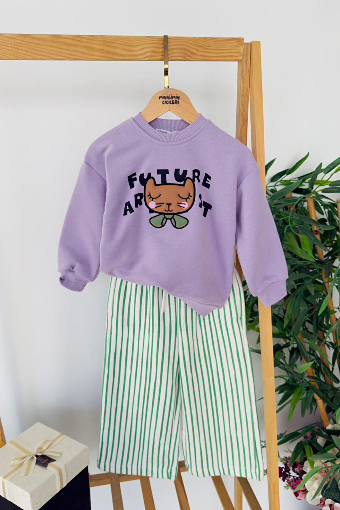 Miniğimin Cicileri Future Artist Baskılı Sweatshirt ve Yeşil Çizgili Kız Çocuk Pantolon Takım - Lil