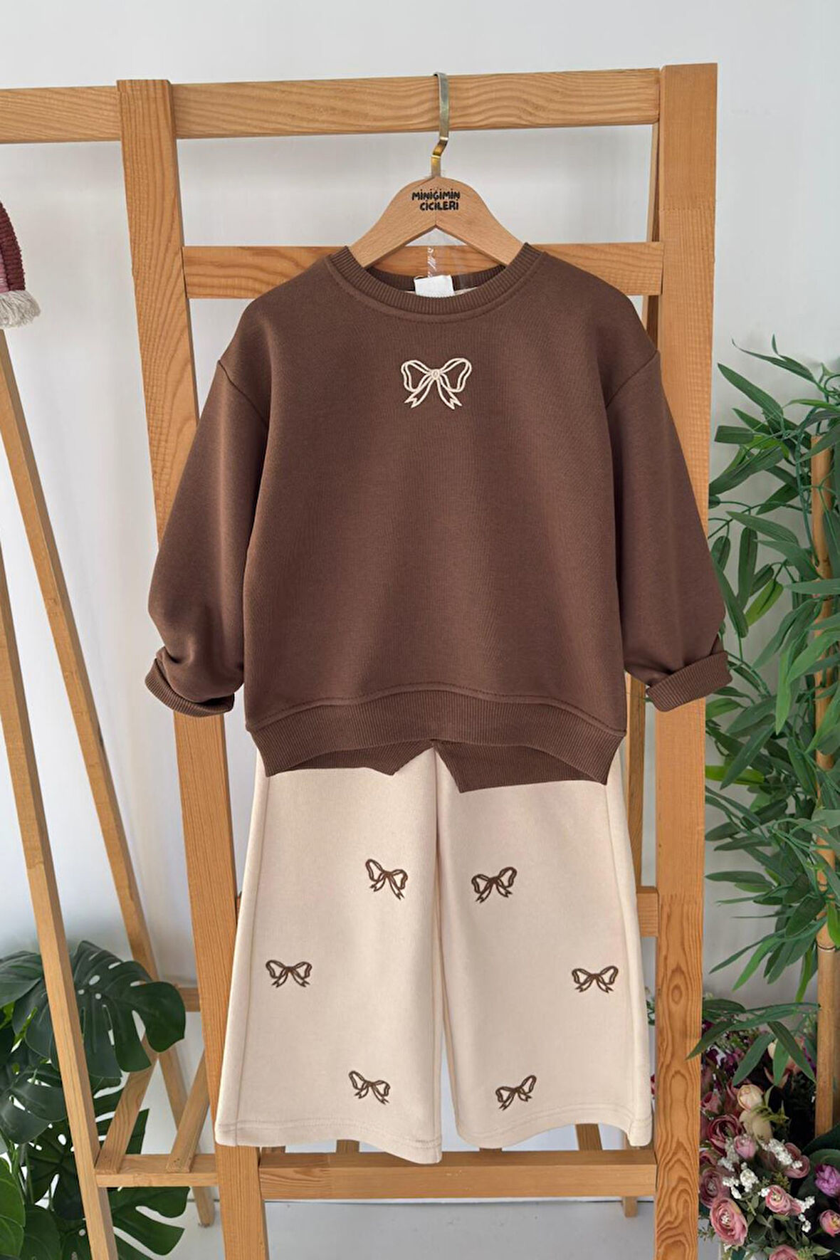 Miniğimin Cicileri Fiyonk İşleme Detaylı Kız Çocuk Bol Pantolonlu Kız Çocuk Takım - Kahverengi