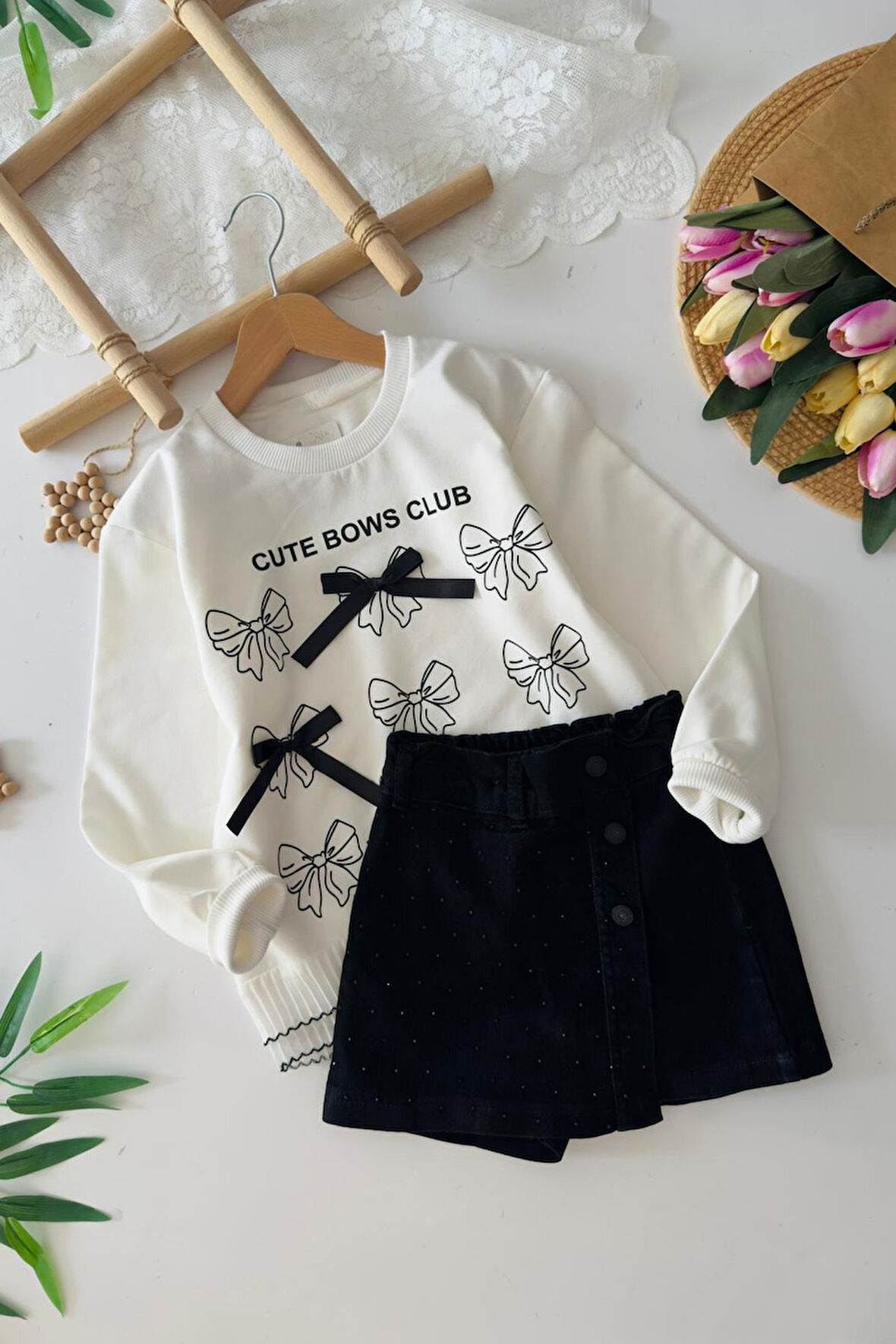 Miniğimin Cicileri Fiyonk Detaylı Taşlı Şortetekli Kız Çocuk Takım - Beyaz