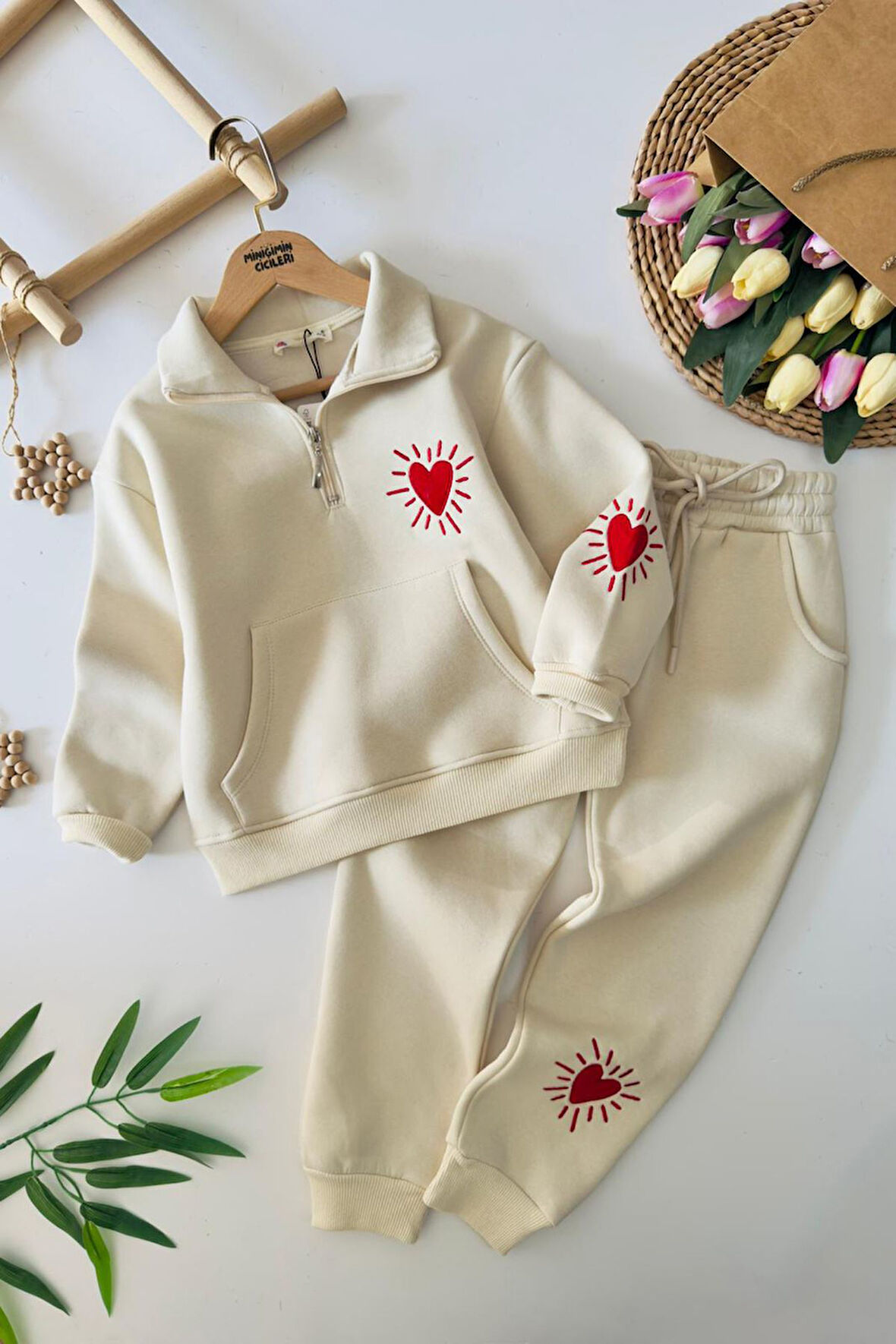 Miniğimin Cicileri Kalp İşleme Detaylı Kışlık Kanguru Cepli Kız Çocuk Takım - Krem