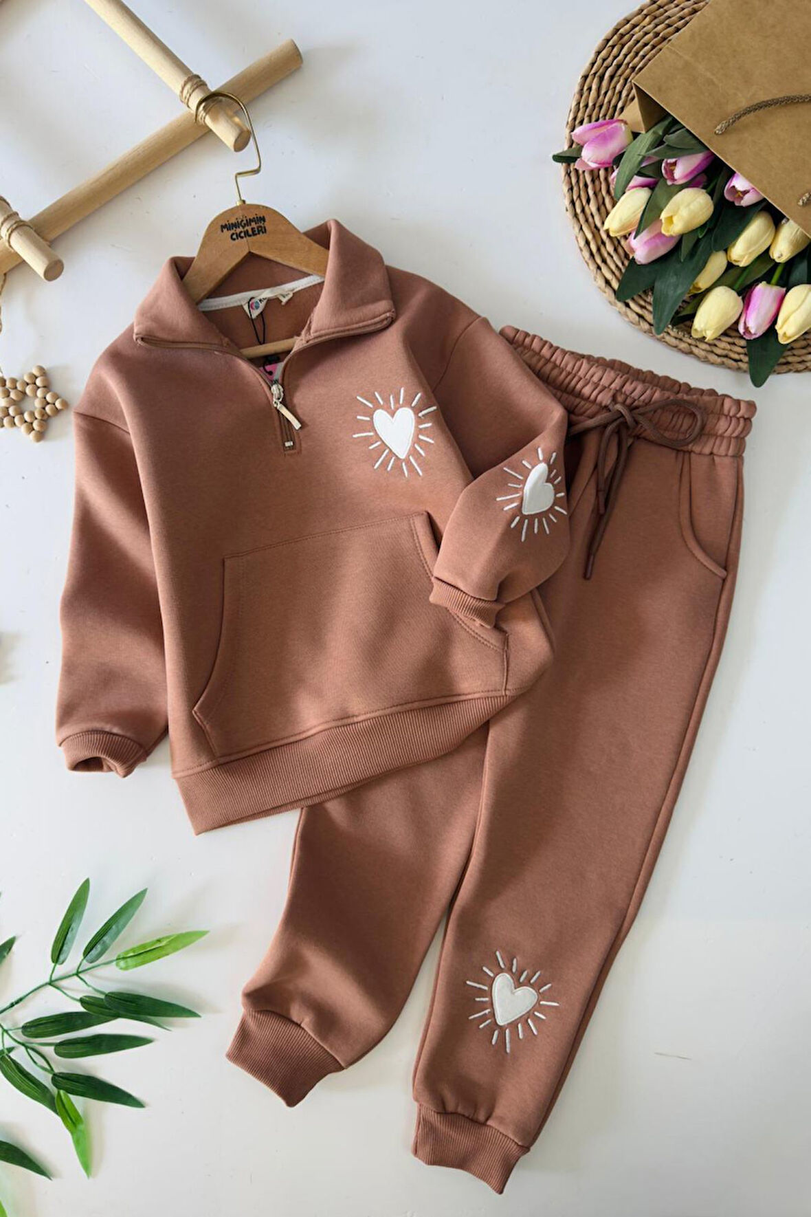 Miniğimin Cicileri Kalp İşleme Detaylı Kışlık Kanguru Cepli Kız Çocuk Takım - Kahve