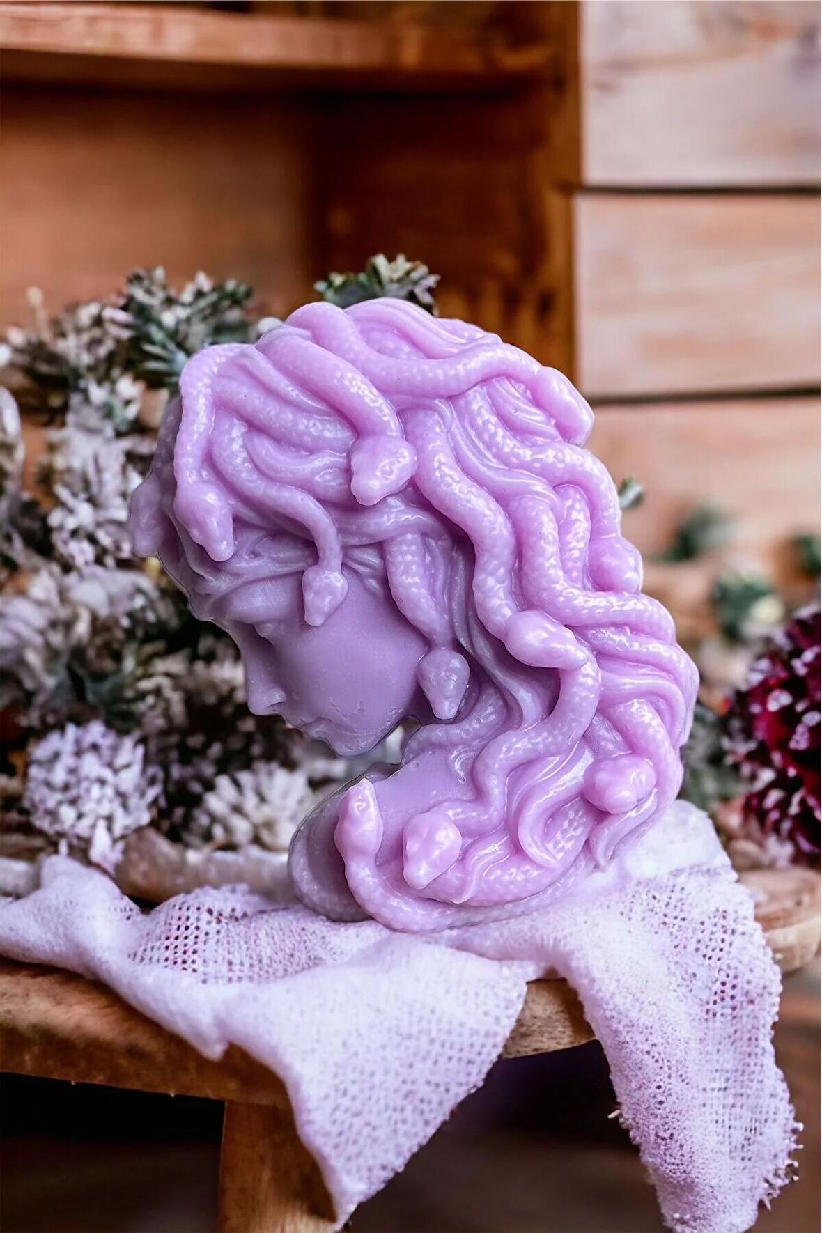 Mitolojik Medusa Vanilya Kokulu Lila Büyük Mum / 15cm / 370gr