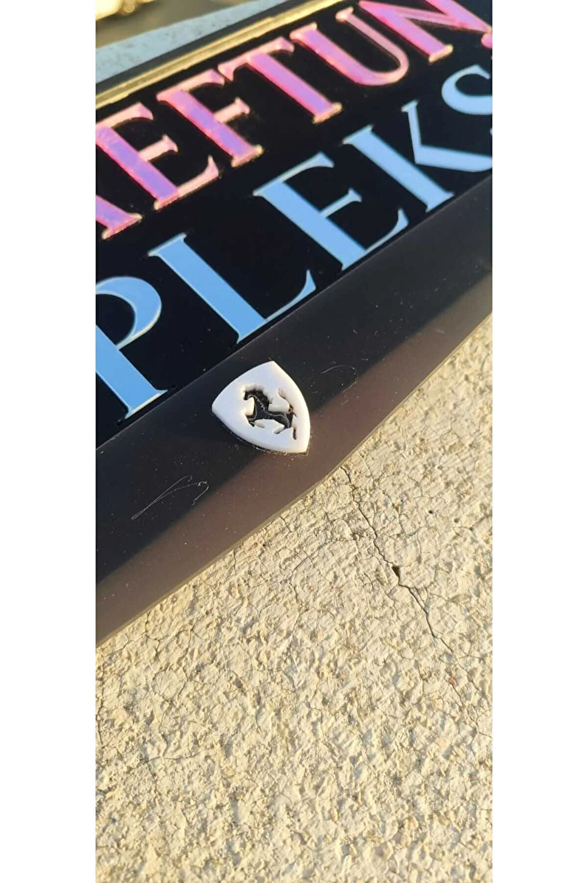 Ferrari Model Uyumlu Mat Pleksi Plakalık