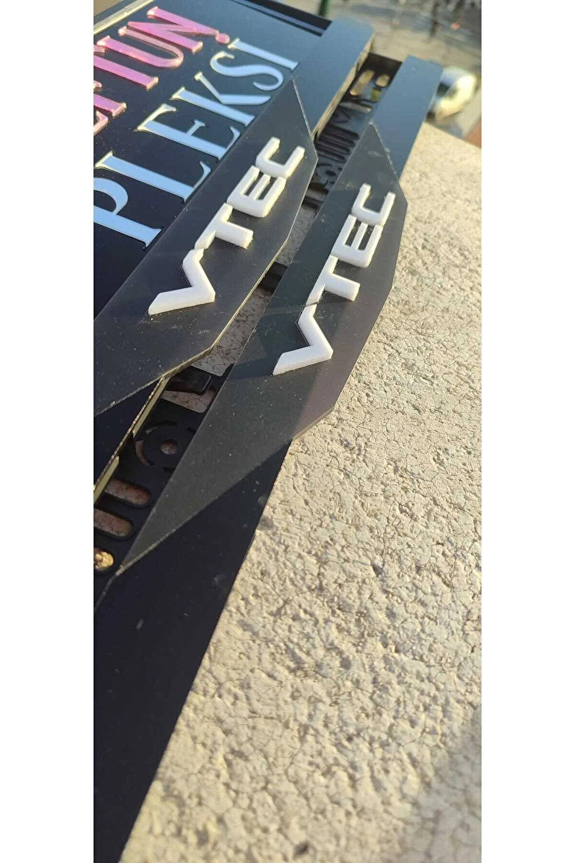 V Tec Model Mat Pleksi Plakalık