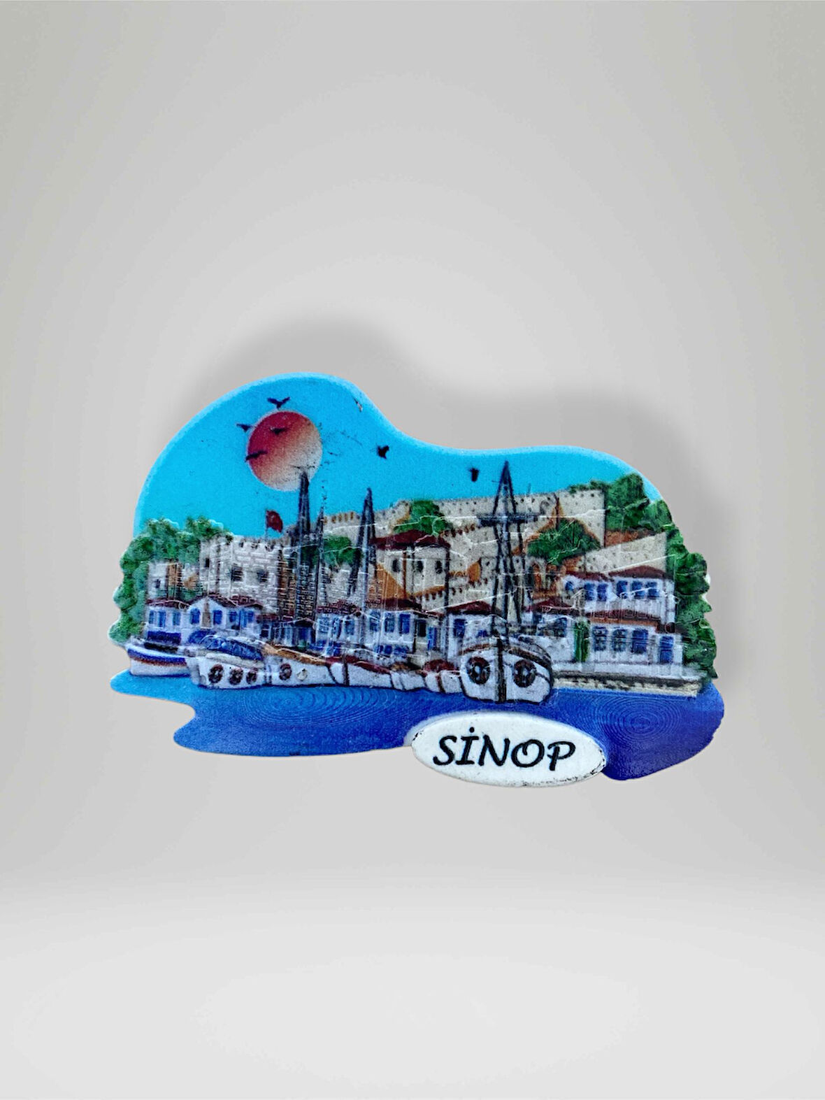 SİNOP Temalı Kabartmalı Polyester Magnet Buzdolabı Süsü (kod:957) 8,5cm x 5,5cm 