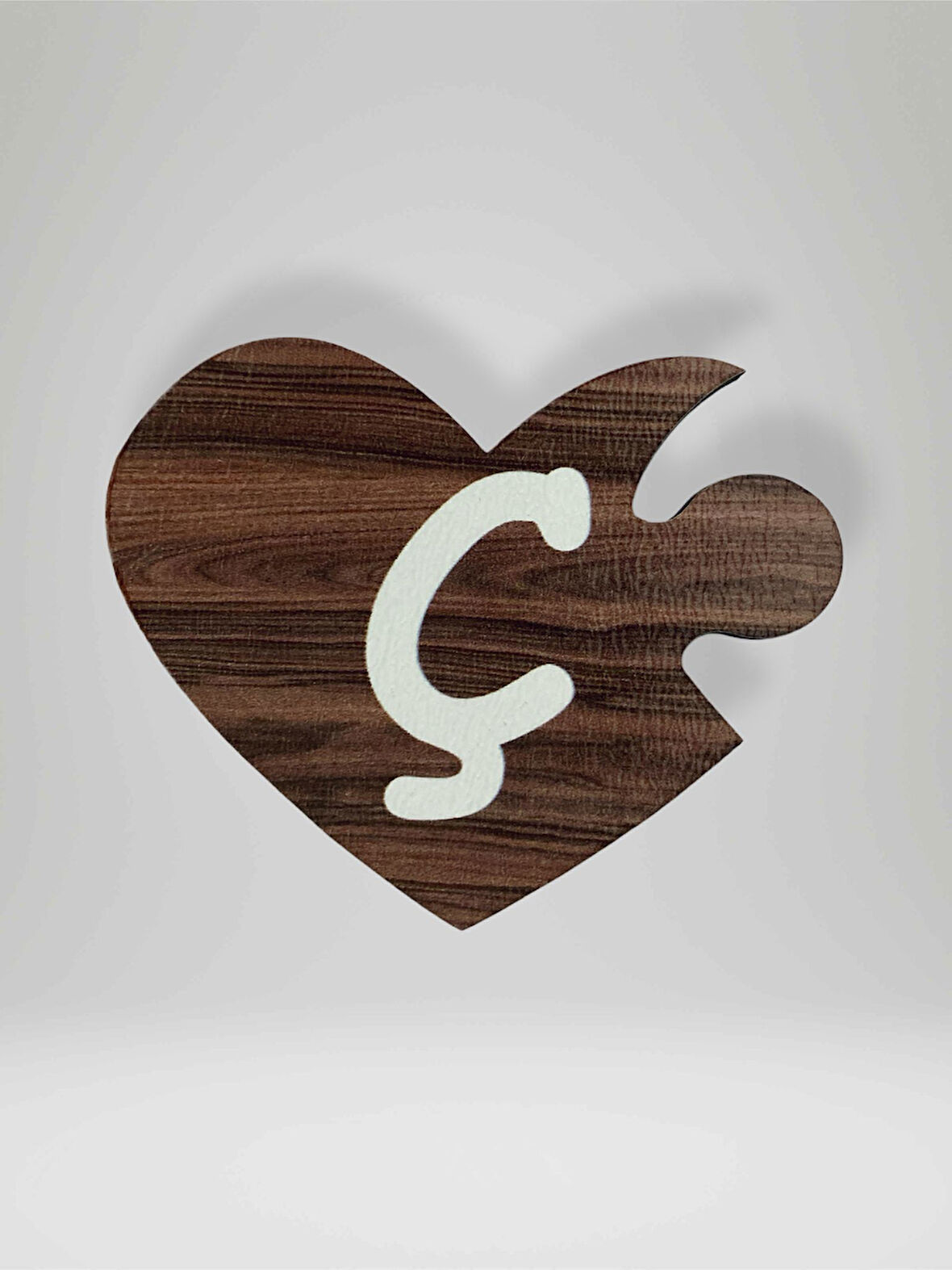Ç Harfi (Sol Parça) – Ahşap Puzzle Kalp Harf Magnet – Buzdolabı Süsü – İkili Uyumlu (kod:996)