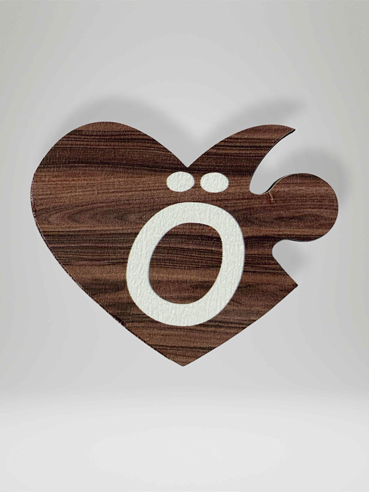 Ö Harfi (Sol Parça) – Ahşap Puzzle Kalp Harf Magnet – Buzdolabı Süsü – İkili Uyumlu (kod:1025)