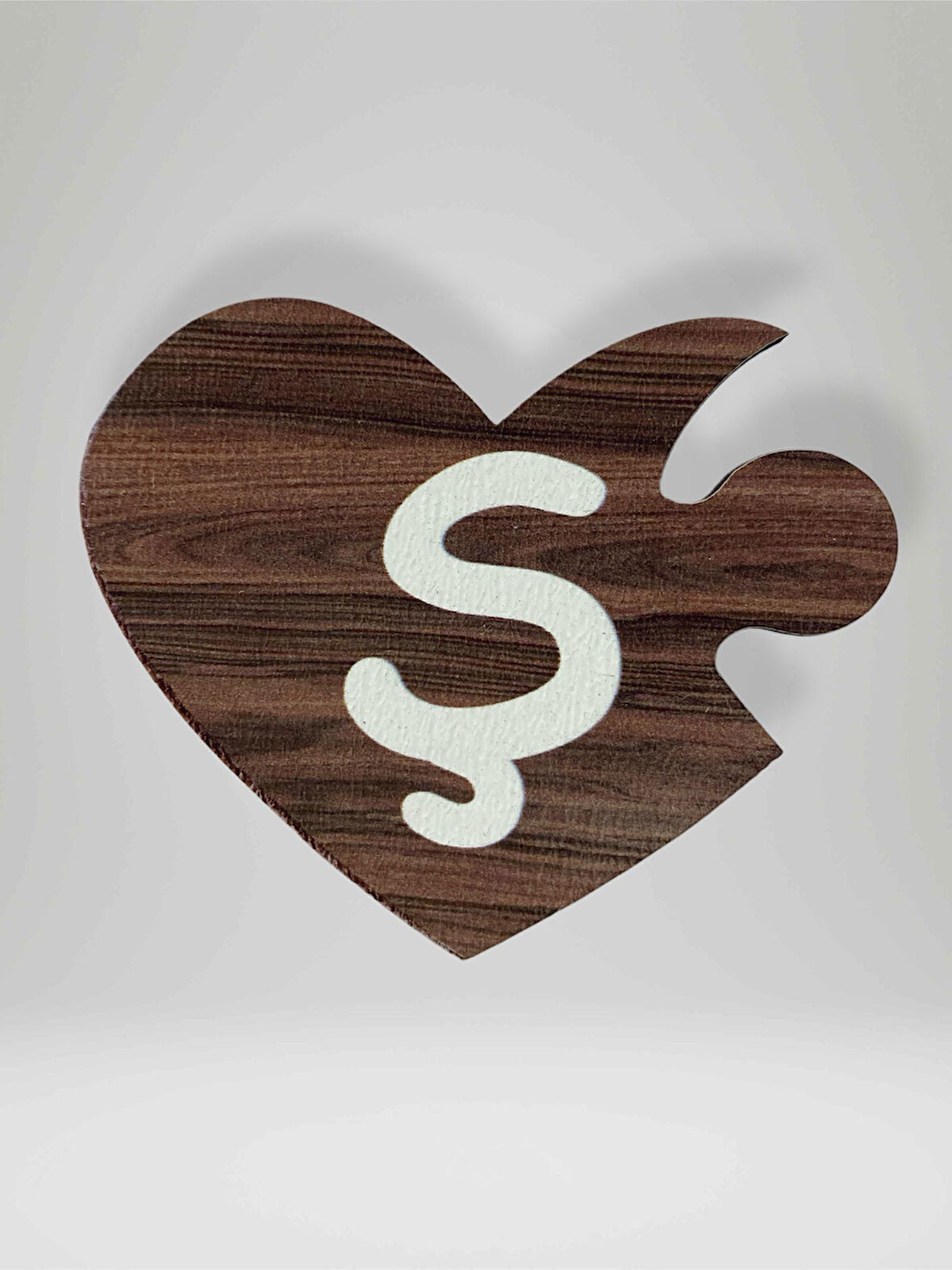 Ş Harfi (Sol Parça) – Ahşap Puzzle Kalp Harf Magnet – Buzdolabı Süsü – İkili Uyumlu (kod:1035)