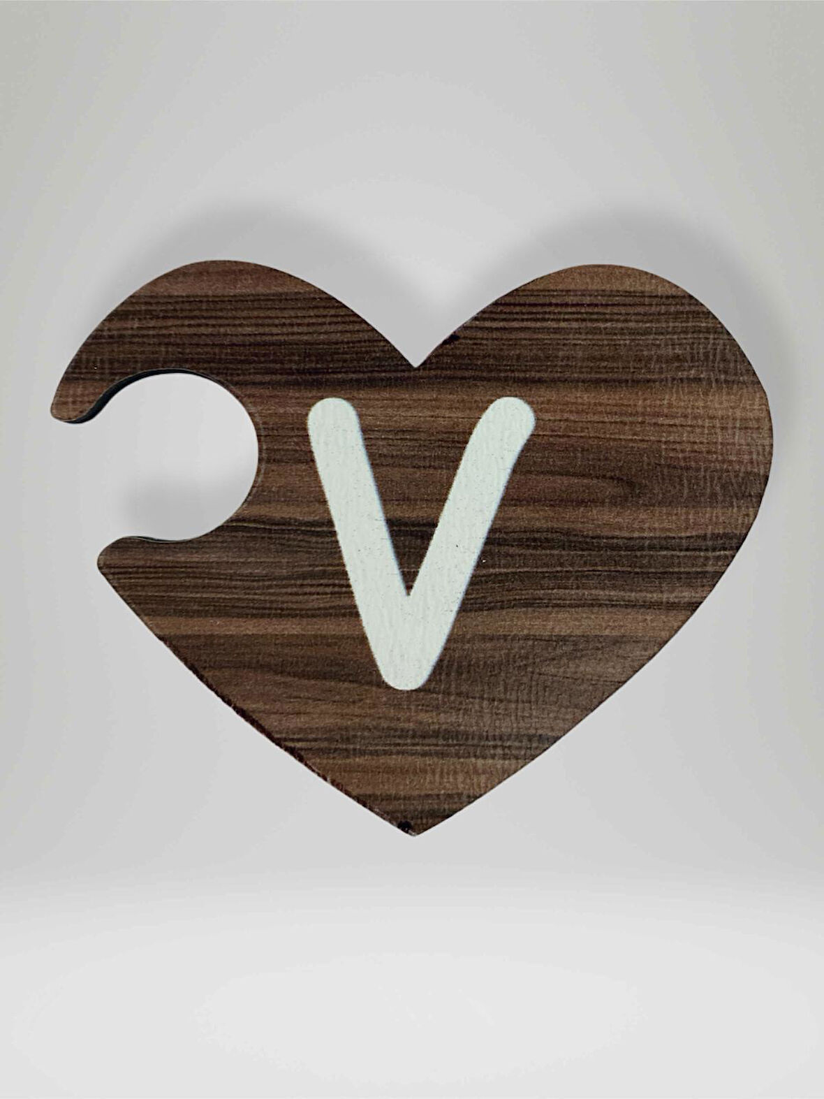 V Harfi (Sağ Parça) – Ahşap Puzzle Kalp Harf Magnet – Buzdolabı Süsü – İkili Uyumlu (kod:1044)