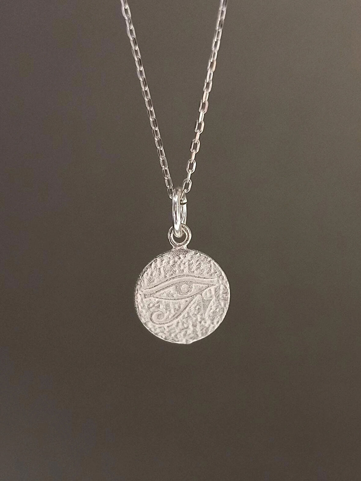 925 Ayar Gümüş Mini Horus’un Gözü Kolyesi – Mısır Gözü Madalyon – Koruyucu Tılsım Ra'nın Gözü Hediye Kolye