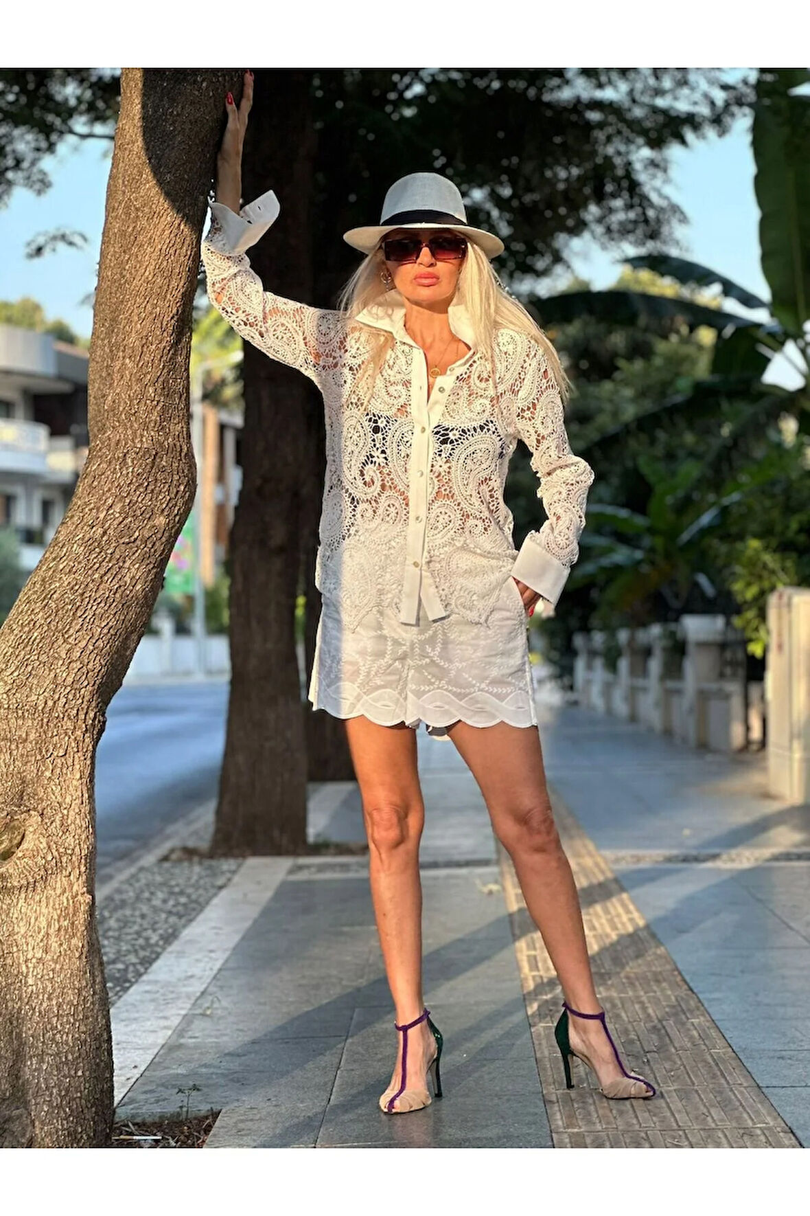 Kadın Beyaz Dantel İşlemeli Uzun Kollu Transparan Gömlek