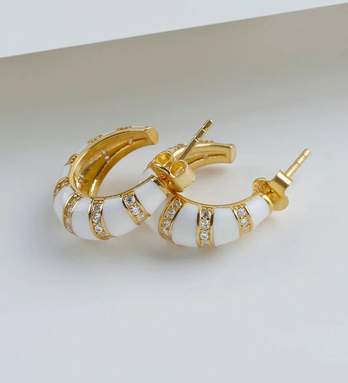 Çelik Gold Beyaz Mineli Taşlı Küpe