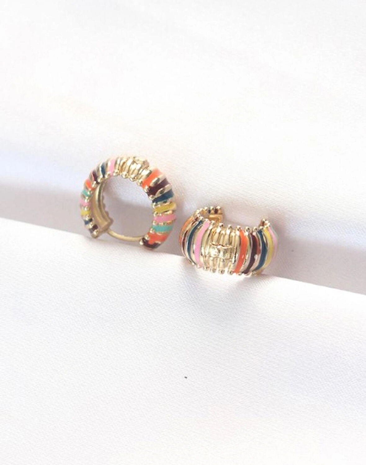 Çelik Gold Renkli Mineli Oval Minimal Küpe