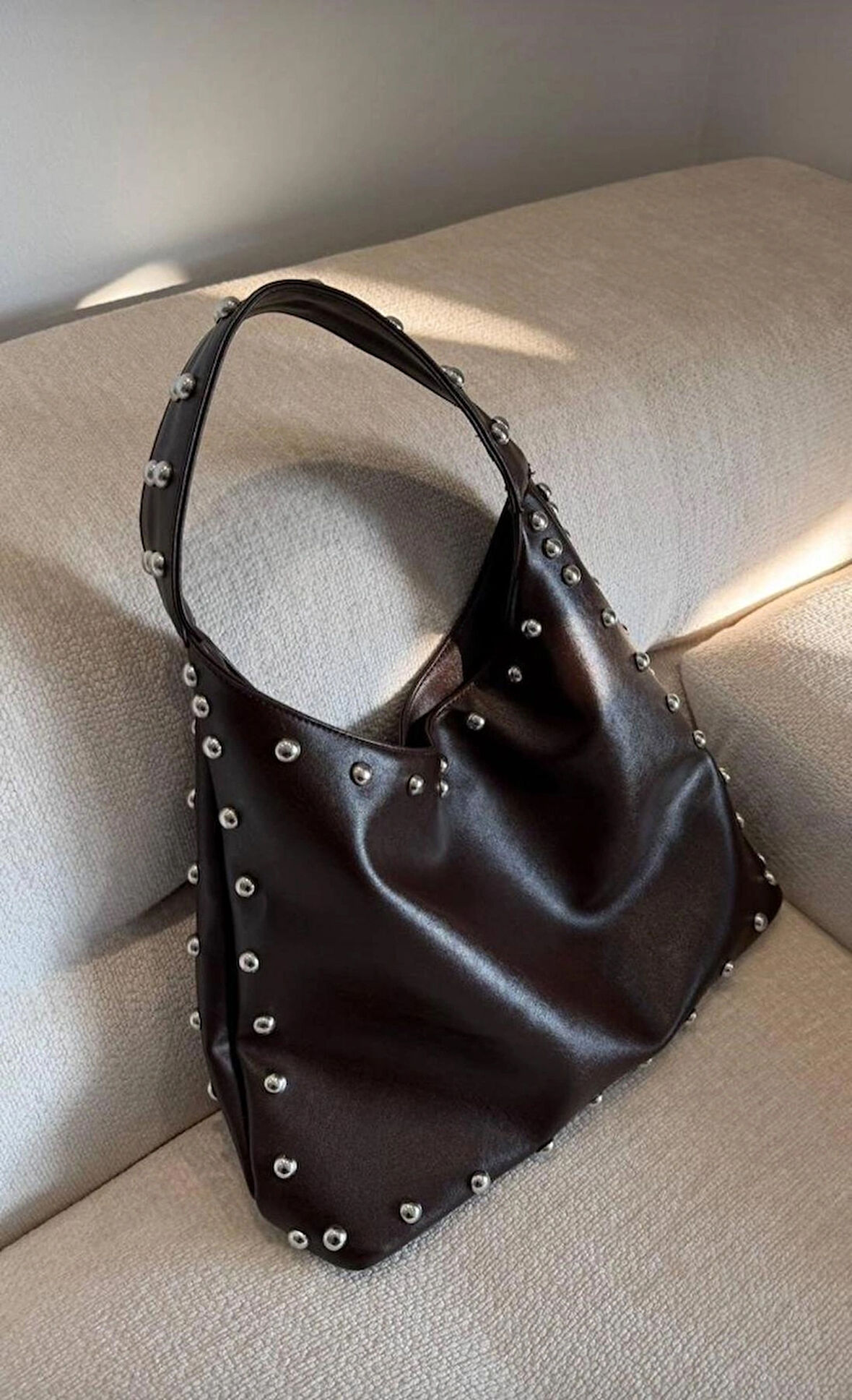  Metal Detaylı Kadın Omuz Çantası – Şık Deri Görünümlü Günlük ve Gece Kombinlerine Uygun Tasarım