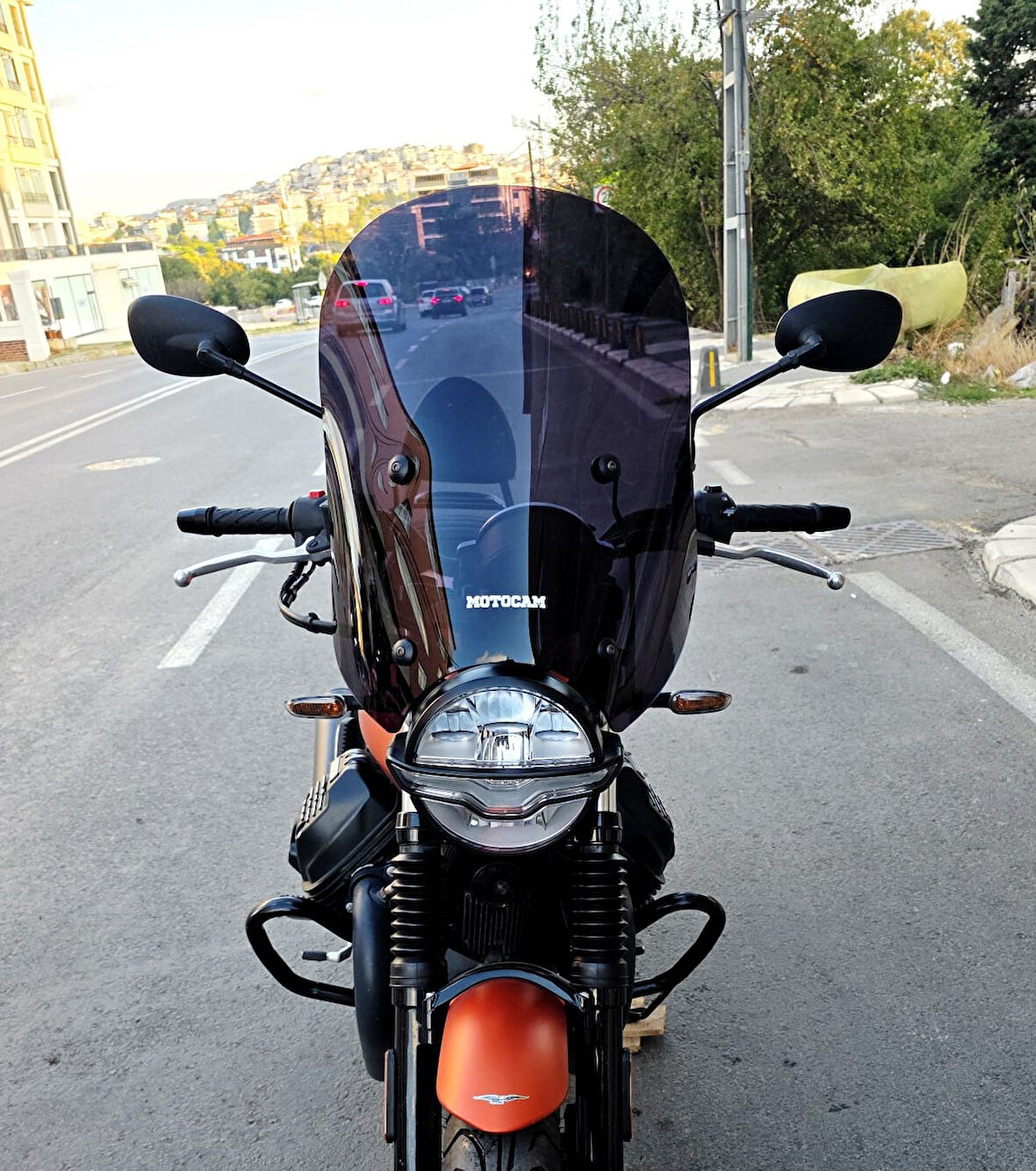 MOTOCAM Moto Guzzi V7 Stone Siperlik Ön Cam 2021-2023 Model 53cm Siyah Renkli 4mm APARATSIZDIR