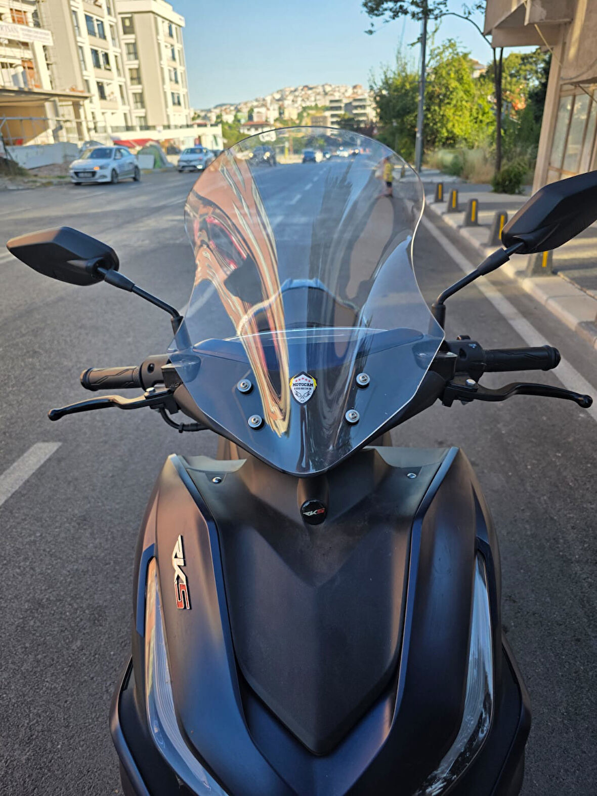 MOTOCAM Motolüx IST 34  Siperlik Ön Cam 2025 Model 43cm Şeffaf Renkli 4mm KISA SPORTİF
