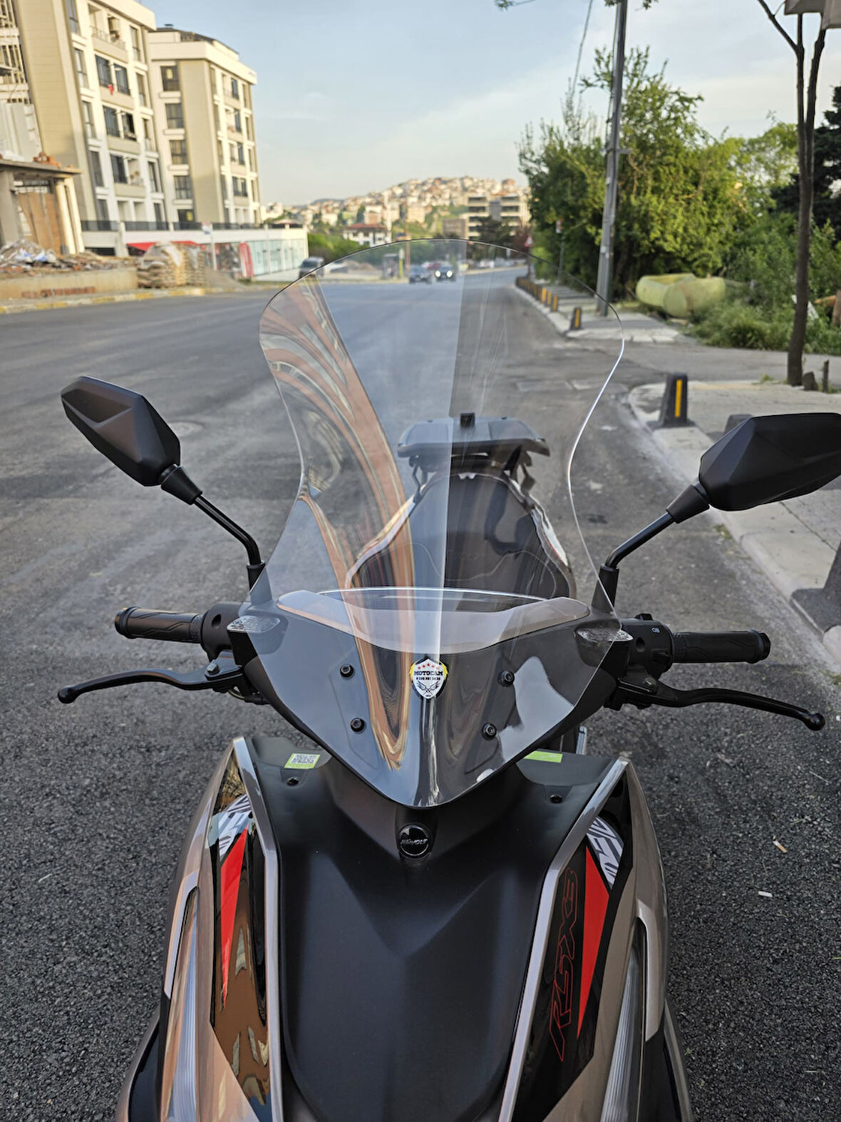 MOTOCAM Motolüx IST 34  Siperlik Ön Cam 2025 Model 54cm Şeffaf Renkli 4mm KISA