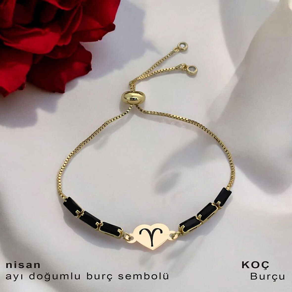 Canlılığı ve Tazeliği Yansıtan Kalp Motifli ve Siyah Taşlı 14 Ayar Altın Plakalı Nisan Bilekliği