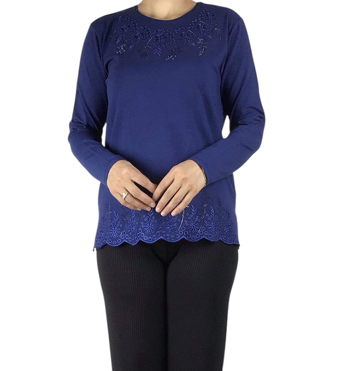 KADIN YAKA VE ETEK UCU TAŞ VE İŞLEMELİ MEVSİMLİK BLUZ